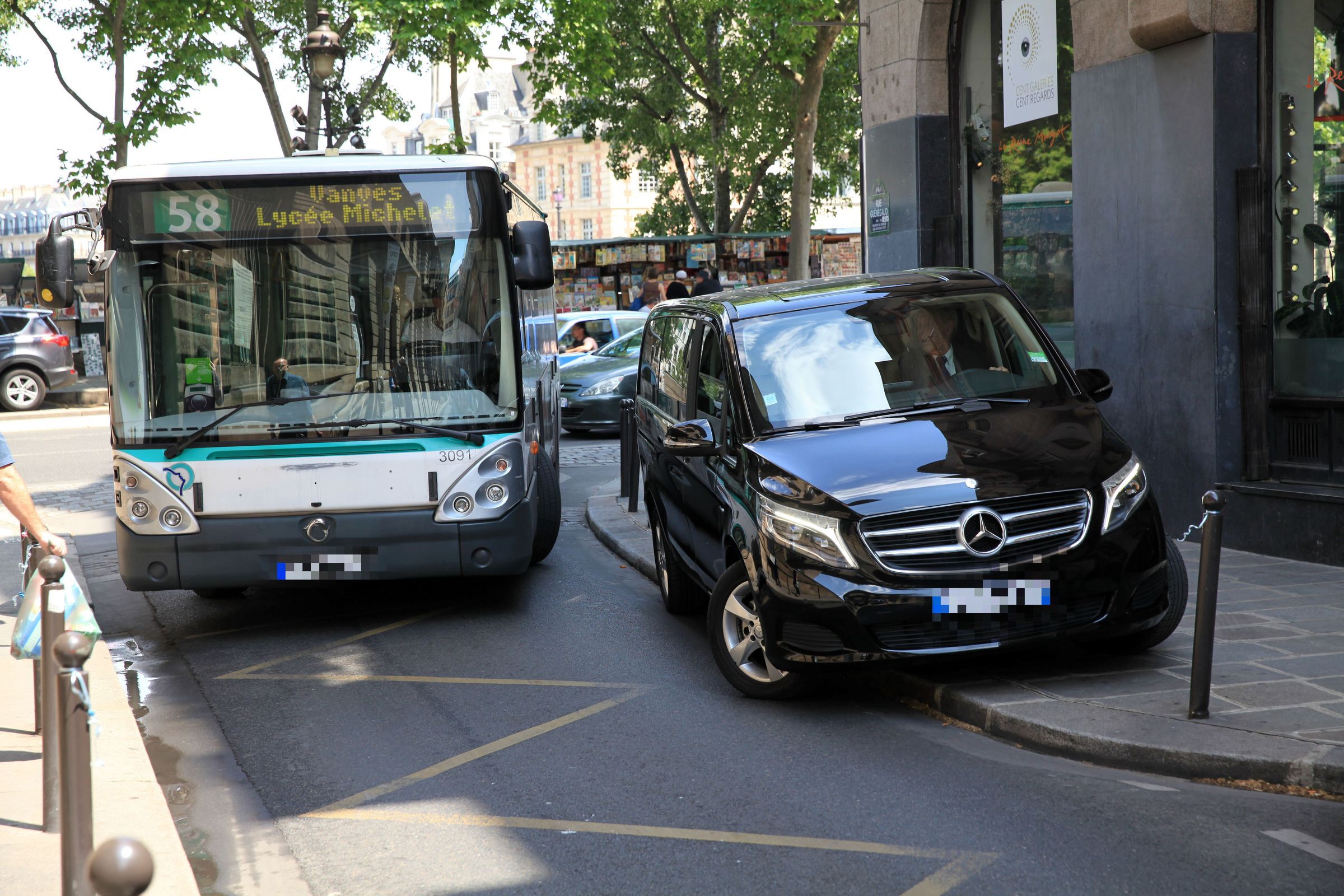 Paris (VIe). Le stationnement gênant (ici dans la rue Guénégaud) fait perdre beaucoup de temps aux bus dans la capitale. LP/Olivier Boitet