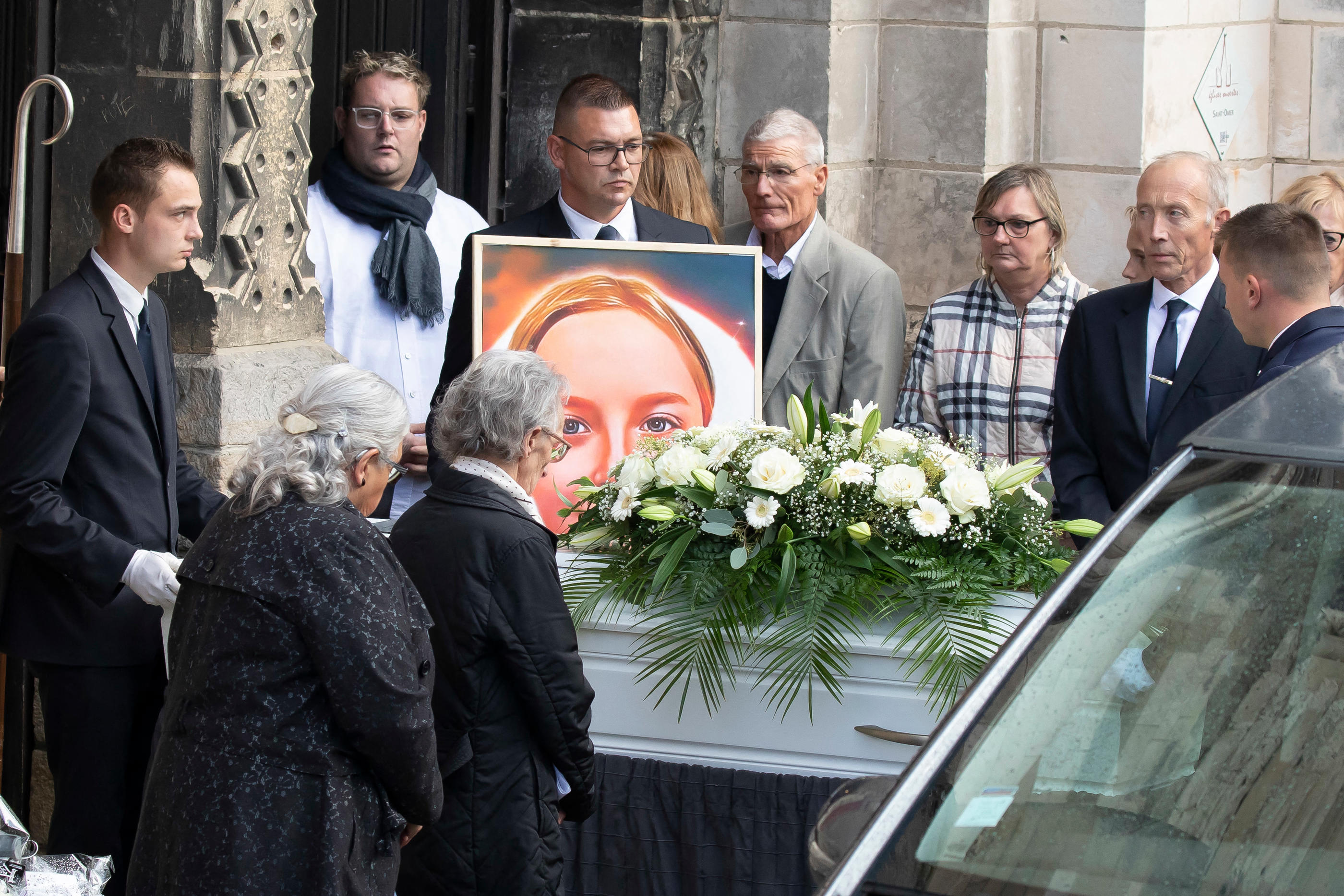 Le cercueil blanc de la petite Lola a été accueilli à la sortie de l’église par une foule d’anonymes. AbacaPress/Sebastien Courdji