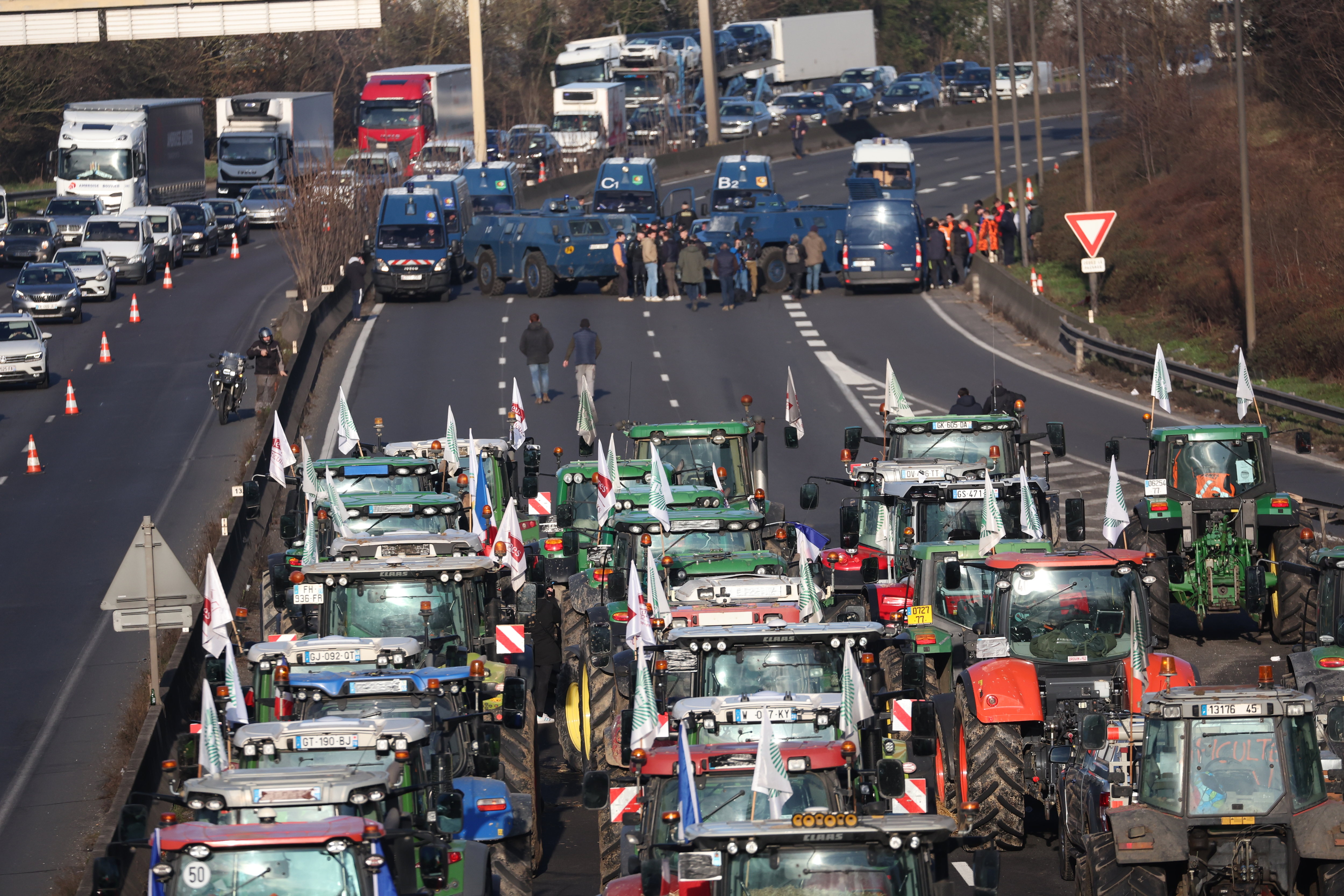 Des agriculteurs en colère font face à des blindés des forces de l'ordre ce mercredi 31 janvier sur l'A6 à quelques kilomètres seulement de Paris. LP/Arnaud Journois