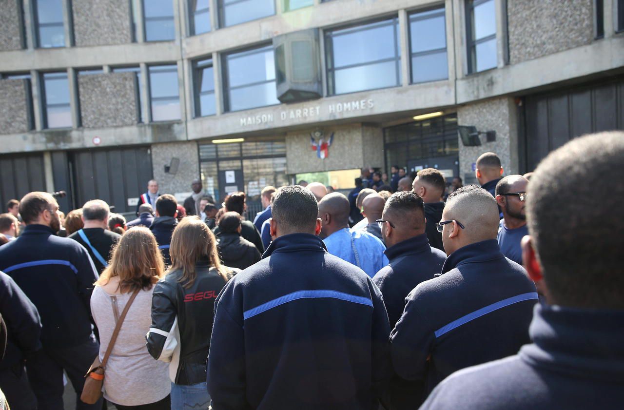 <b></b> Fleury-Mérogis. En avril 2017, un rassemblement avait été organisé devant la prison après l’agression de six surveillants.