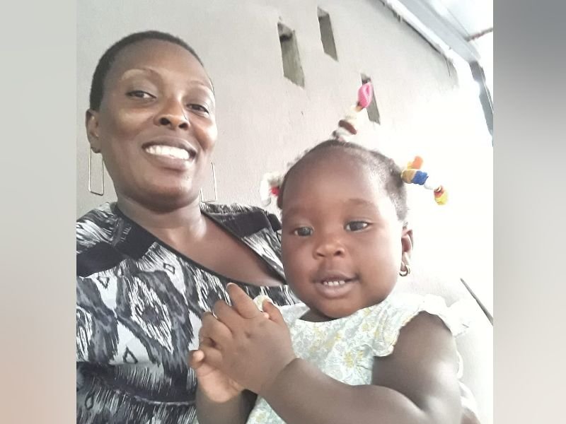 Marie-Christine dans les bras de sa maman Joëlle en Côte d'Ivoire, avant qu'elle ne soit envoyée en France chez son père «pour qu’elle ait une vie meilleure». DR