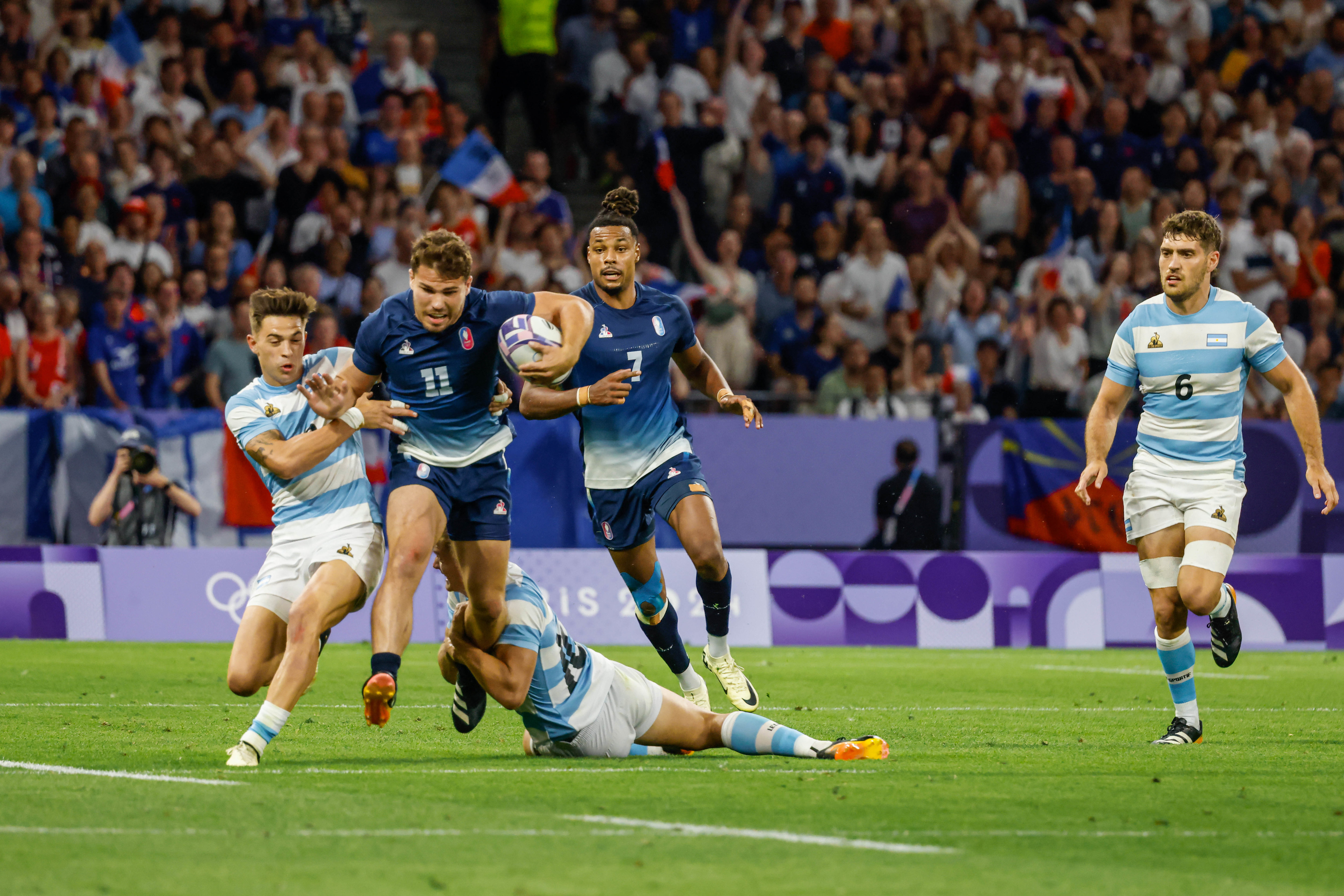 Après leur victoire en quart de finale vendredi contre leurs rivaux argentins, Antoine Dupont et les Bleus sont bien lancés à l'assaut du podium olympique. LP/Olivier Corsan