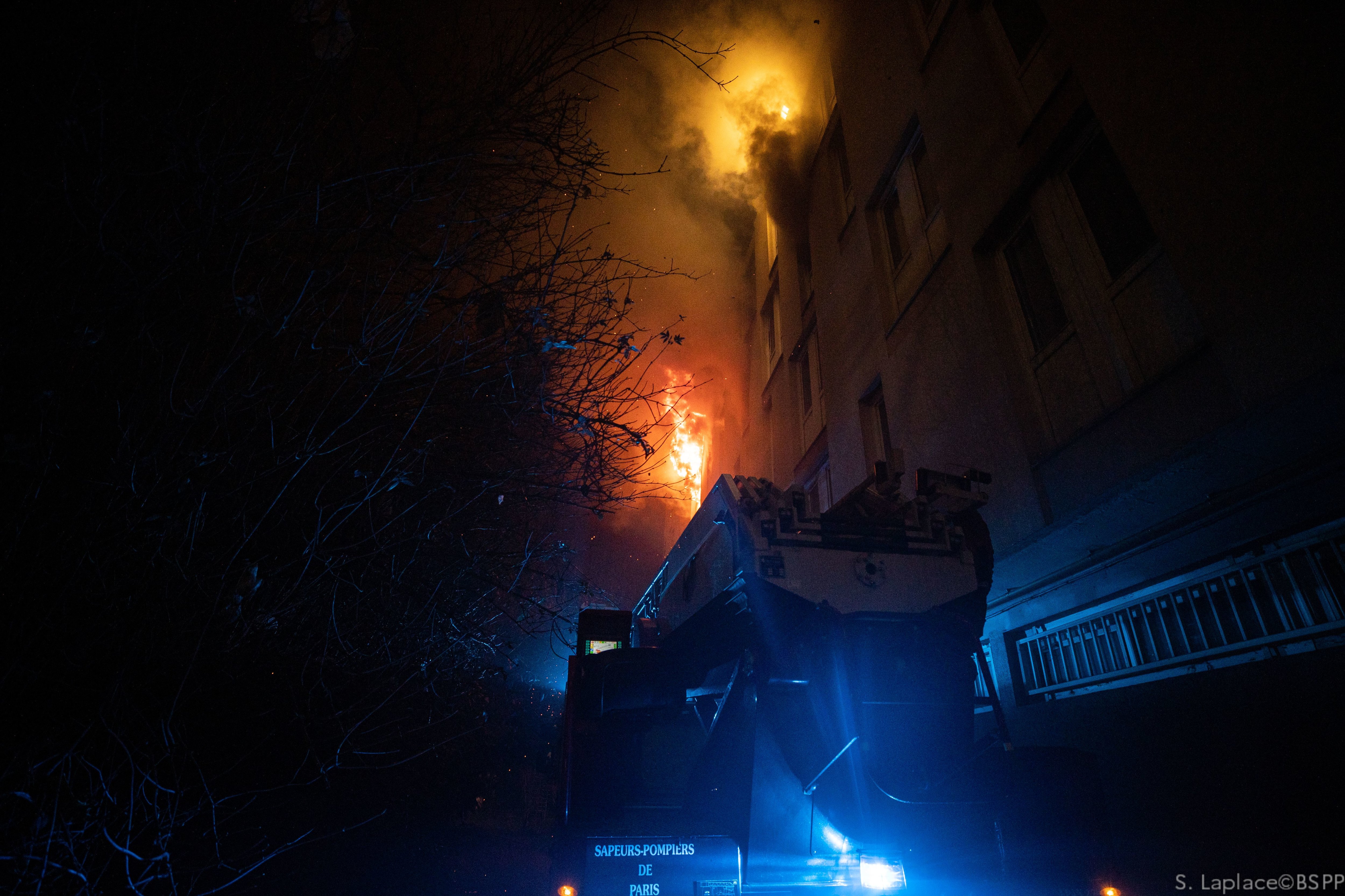 Aulnay, dans la nuit du 28 au 29 décembre. Un incendie a touché un foyer hébergeant des travailleurs migrants, faisant trois blessés dont deux graves. BSPP/ Soline Laplace