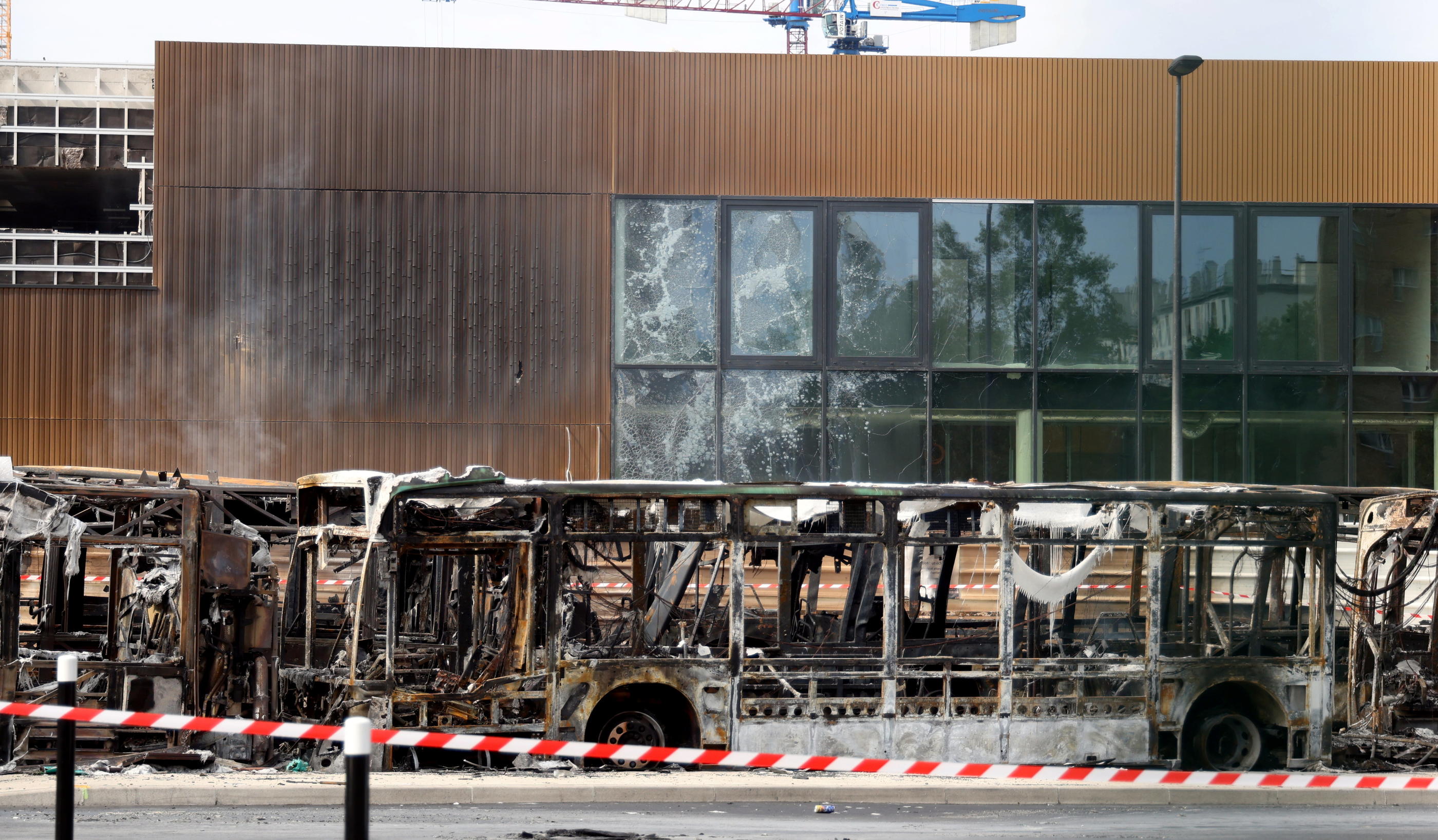 La façade de la piscine d'entraînement d'Aubervilliers (Seine-Saint-Denis) a été légèrement brûlée par l'incendie de bus du centre RATP voisin dans la nuit de jeudi à vendredi. LP/Jean-Baptiste Quentin