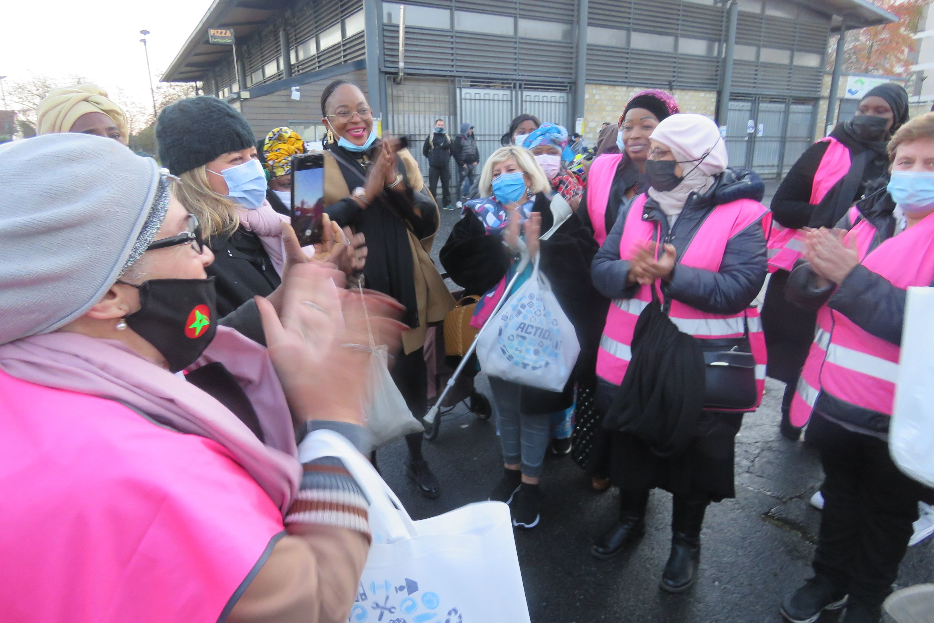 Corbeil-Essonnes, ce mercredi. La ministre de la Ville, Nadia Hai (avec le bonnet noir), est venue accompagner le collectif des Gilets Roses lors d'une maraude dans le quartier des Tarterêts. LP/N.C.
