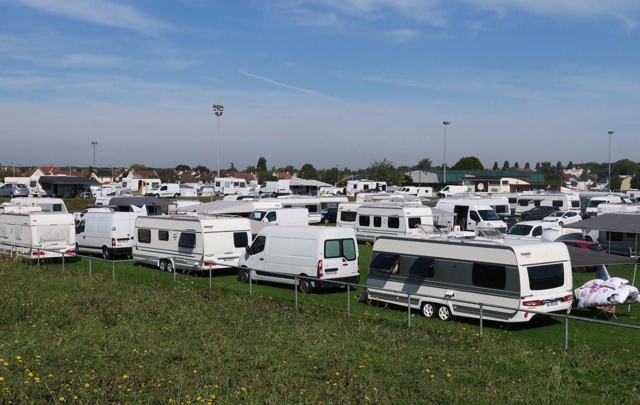 <b></b> Villeparisis, ce mercredi. Cent vingt caravanes ont investi dimanche après-midi le terrain du stade du parc des sports des Petits Marais. 