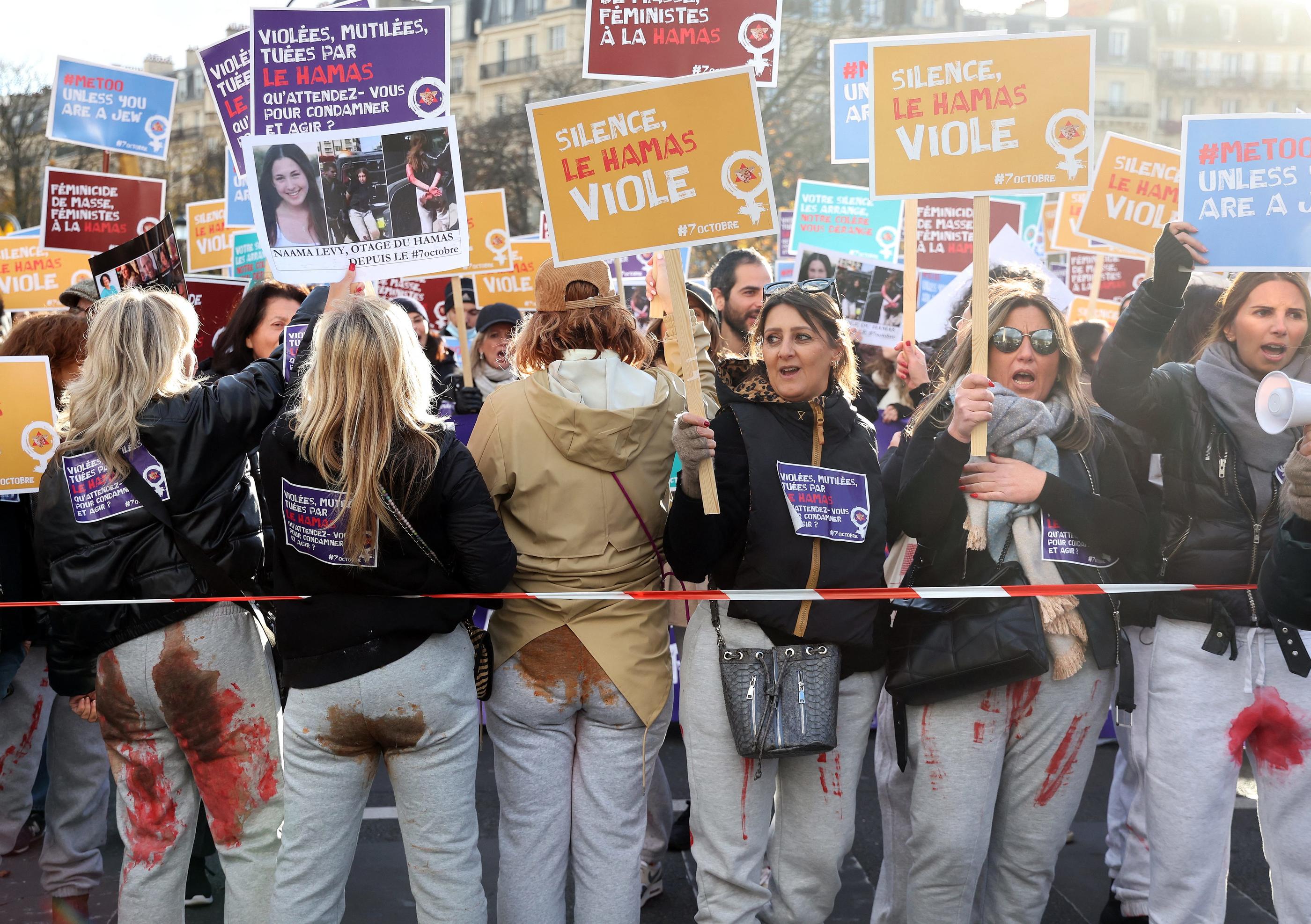 Les manifestantes, armées de pancartes «Metoo unless you are a Jew» affirment ne pas avoir pu quitter la place de la Nation pour rejoindre le cortège parisien contre les violences faites aux femmes. Maya Vidon-White/UPI/ MaxPPP