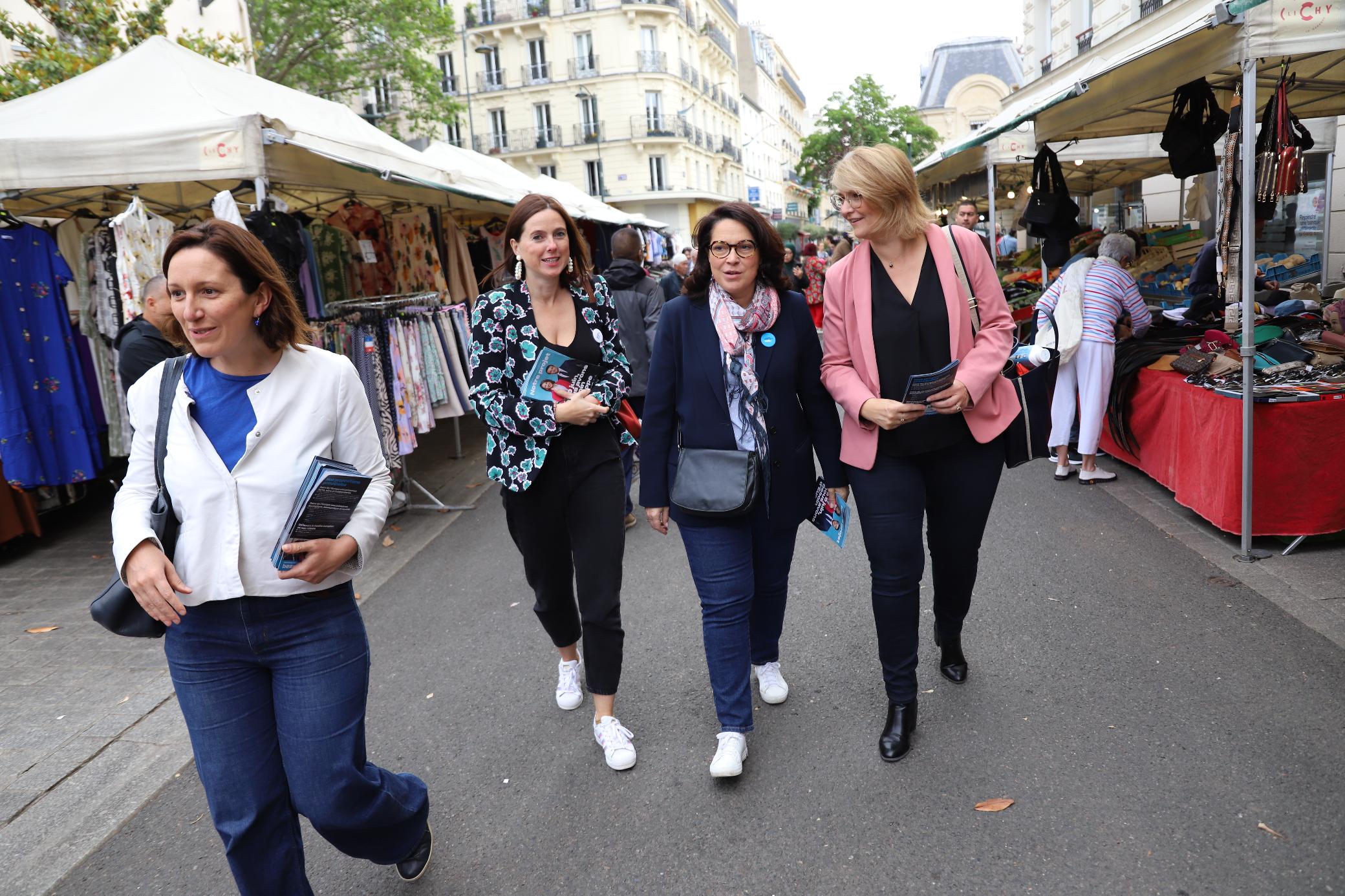 Clichy, le 26 mai 2024. Aurélie Trotin (au second plan, à gauche), élue MoDem de Levallois en campagne pour la liste Renaissance avec Marina Ferrari, secrétaire d'État chargée du numérique, et Marie-Pierre Védrenne, députée européenne et porte-parole de la campagne. DR.