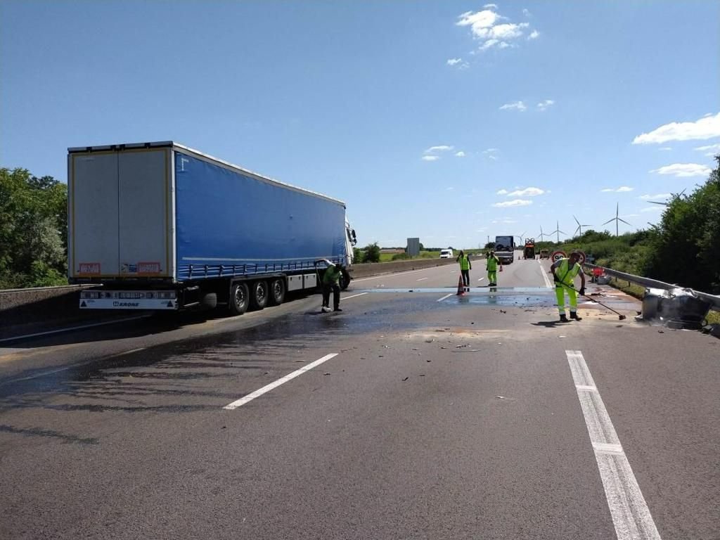 Allainville, mardi 28 juin. Une collision entre deux poids lourds provoque d'importantes difficultés de circulation sur l'autoroute A 10, dans le sens Paris-province. 600 litres de gasoil se sont déversés sur la chaussée. PHOTO DR