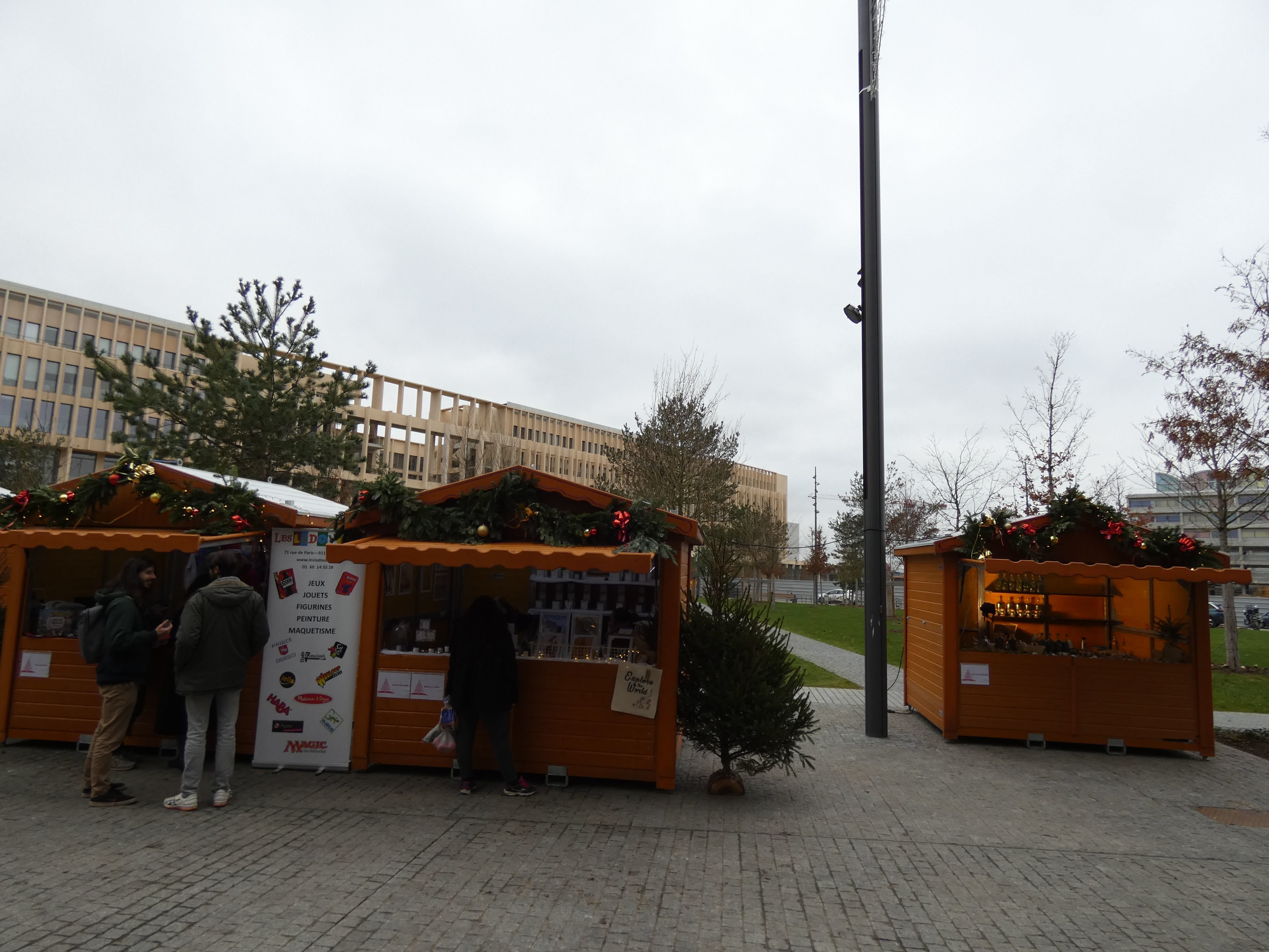 Palaiseau, le 15 décembre 2021. Le plateau de Saclay accueille son premier marché de Noël. Huit chalets ont été installés sur une place du quartier de l'Ecole polytechnique. LP/Cécile Chevallier.