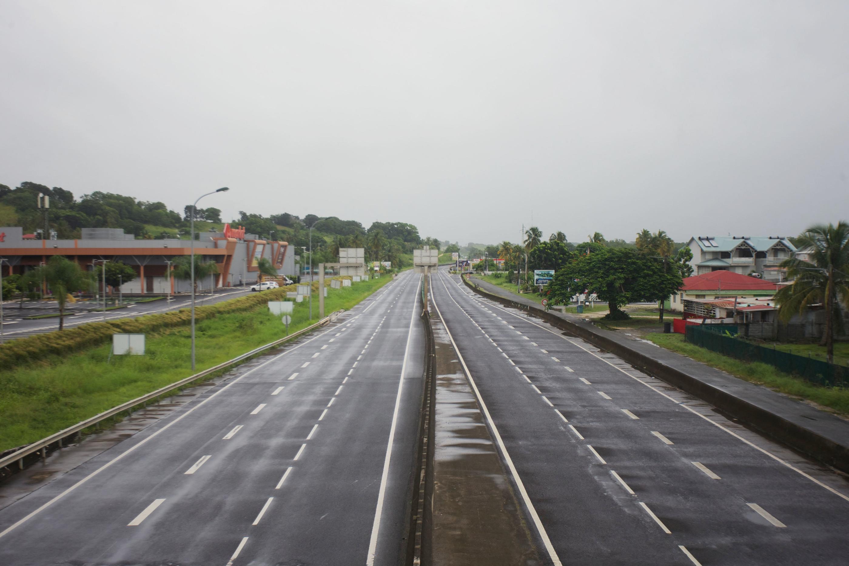 Petit-Bourg (Guadeloupe), samedi. Les routes sont vides au moment du confinement déclenché en raison du passage de l'ouragan à proximité. AFP/Cedrick Isham Calvados