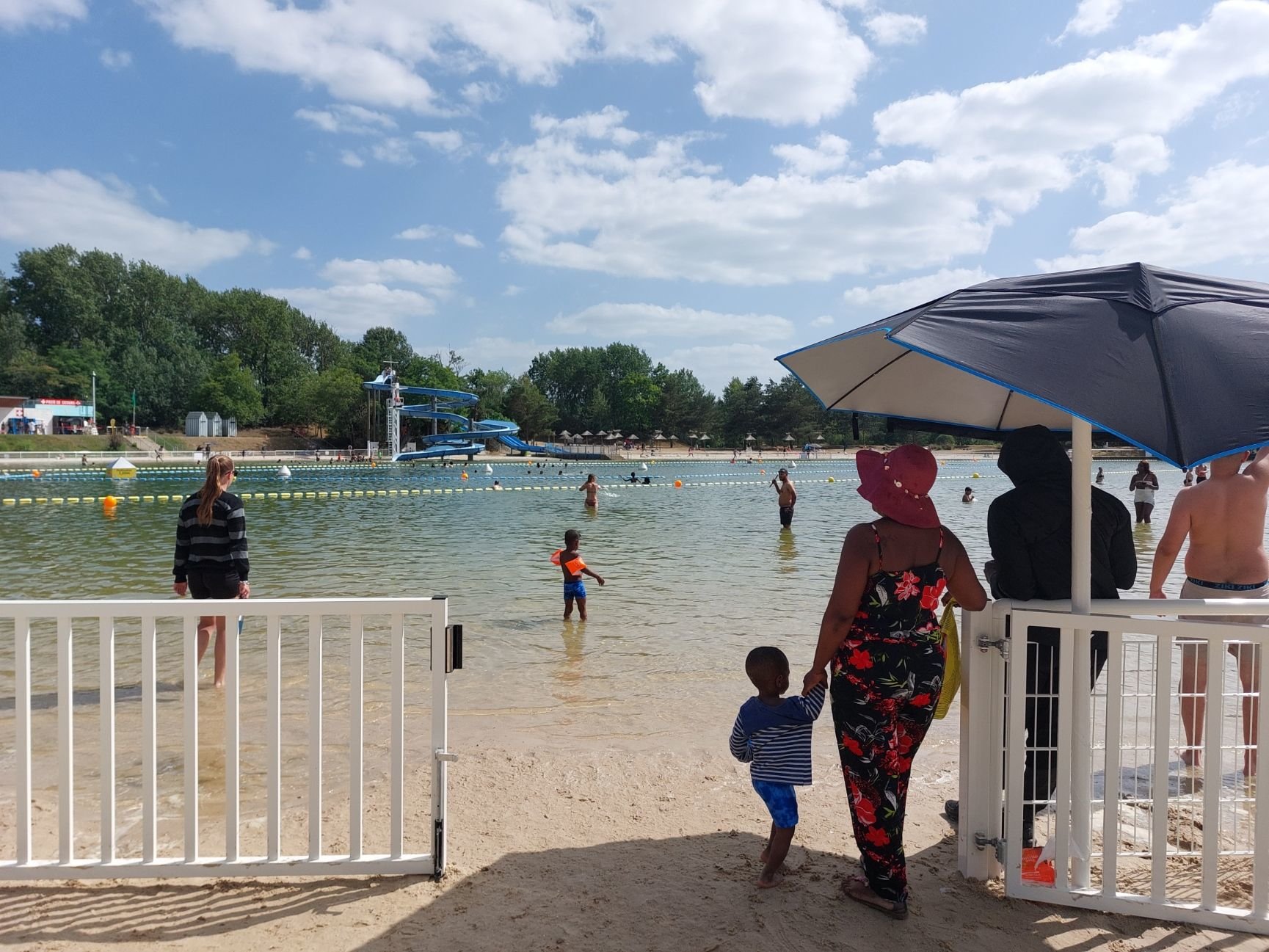 Cergy (Val-d'Oise), dimanche 2 juillet 2023. La zone de baignade de l'île de loisirs est clôturée par une barrière et les entrées sont surveillées par des agents de sécurité. LP/T.C.