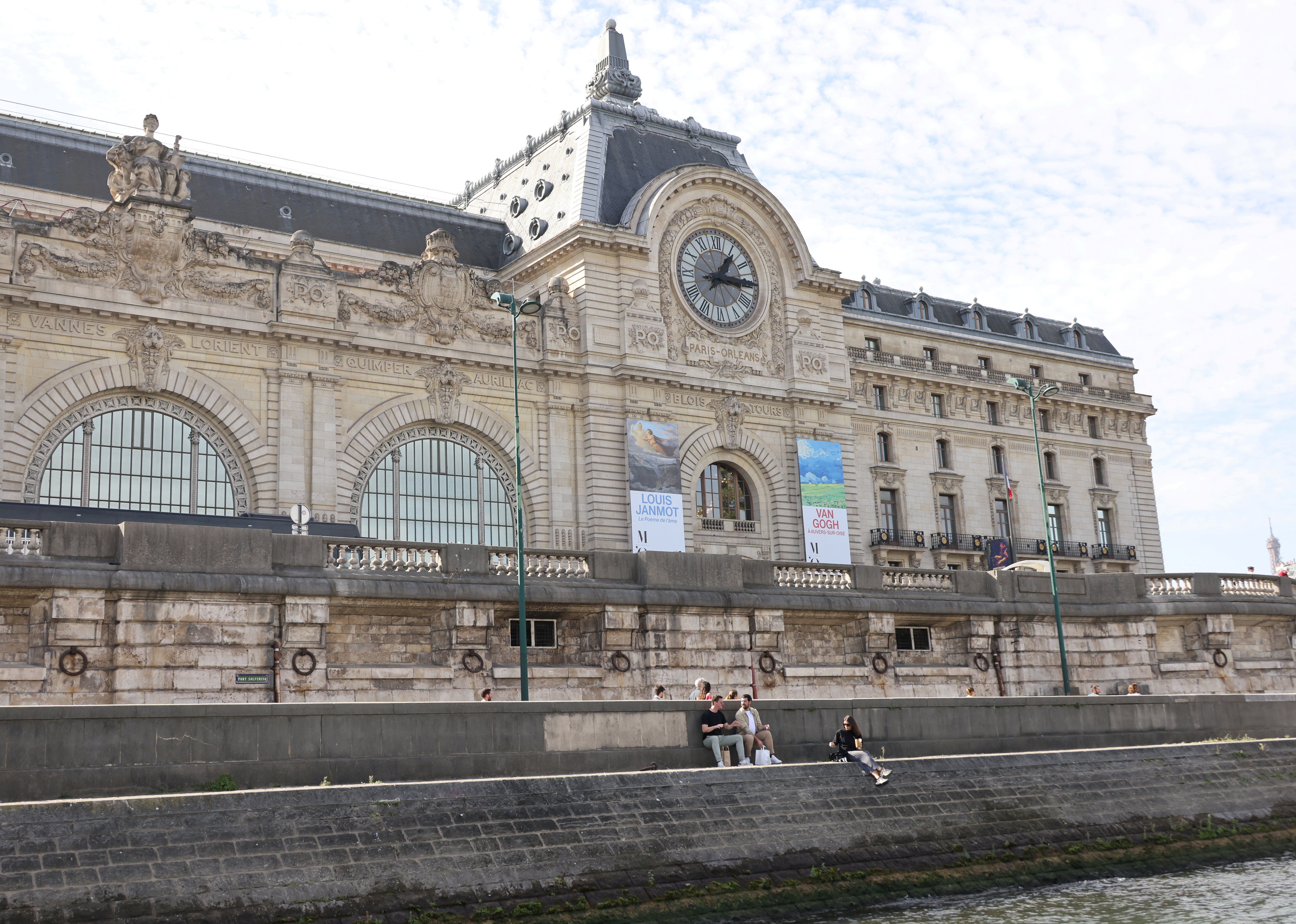 Deux personnes ont été interpellées dimanche matin à l’entrée du musée d’Orsay à Paris. Elles sont soupçonnées d’avoir tenté de dégrader des biens classés. LP/Delphine Goldsztejn.