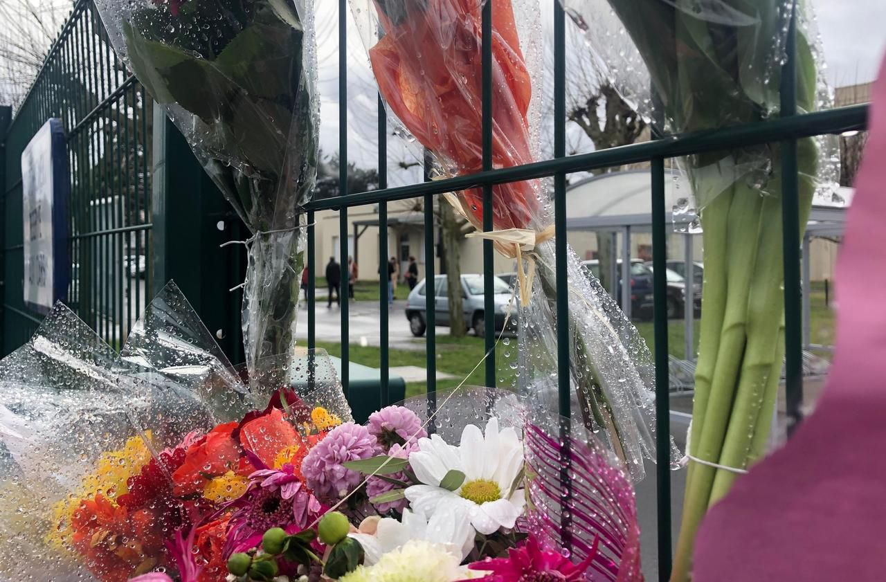 <b></b> Crépy-en-Valois, ce lundi. Les élèves et leurs parents ont déposé des fleurs en hommage à l’enseignant de 60 ans, atteint du coronavirus, décédé le 26 février.