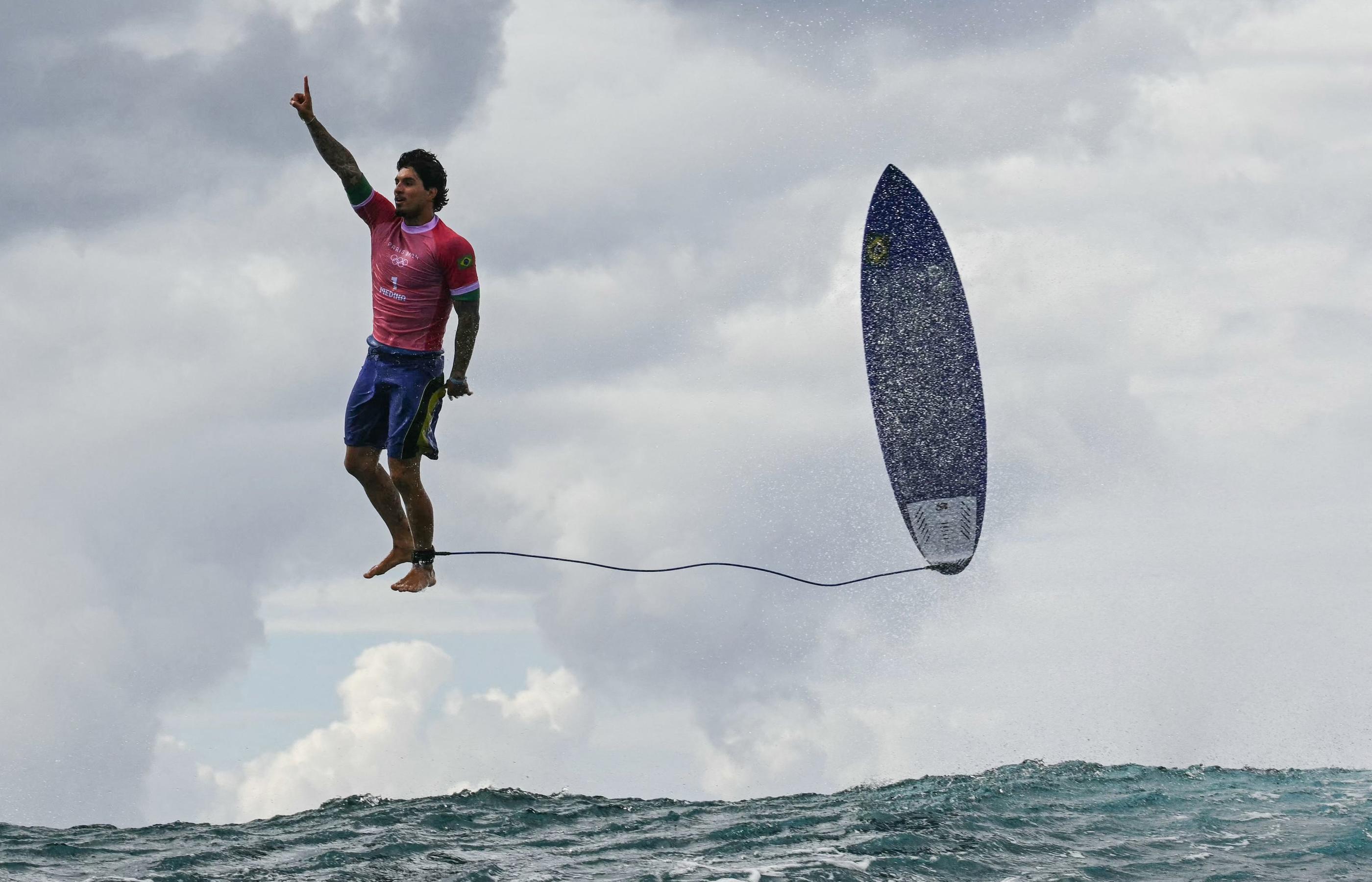 Ce cliché exceptionnel du bréssilien Gabriel Medina a été capturé lors de la troisième journée des épreuves de surf à Tahiti. AFP/Jerôme Brouille