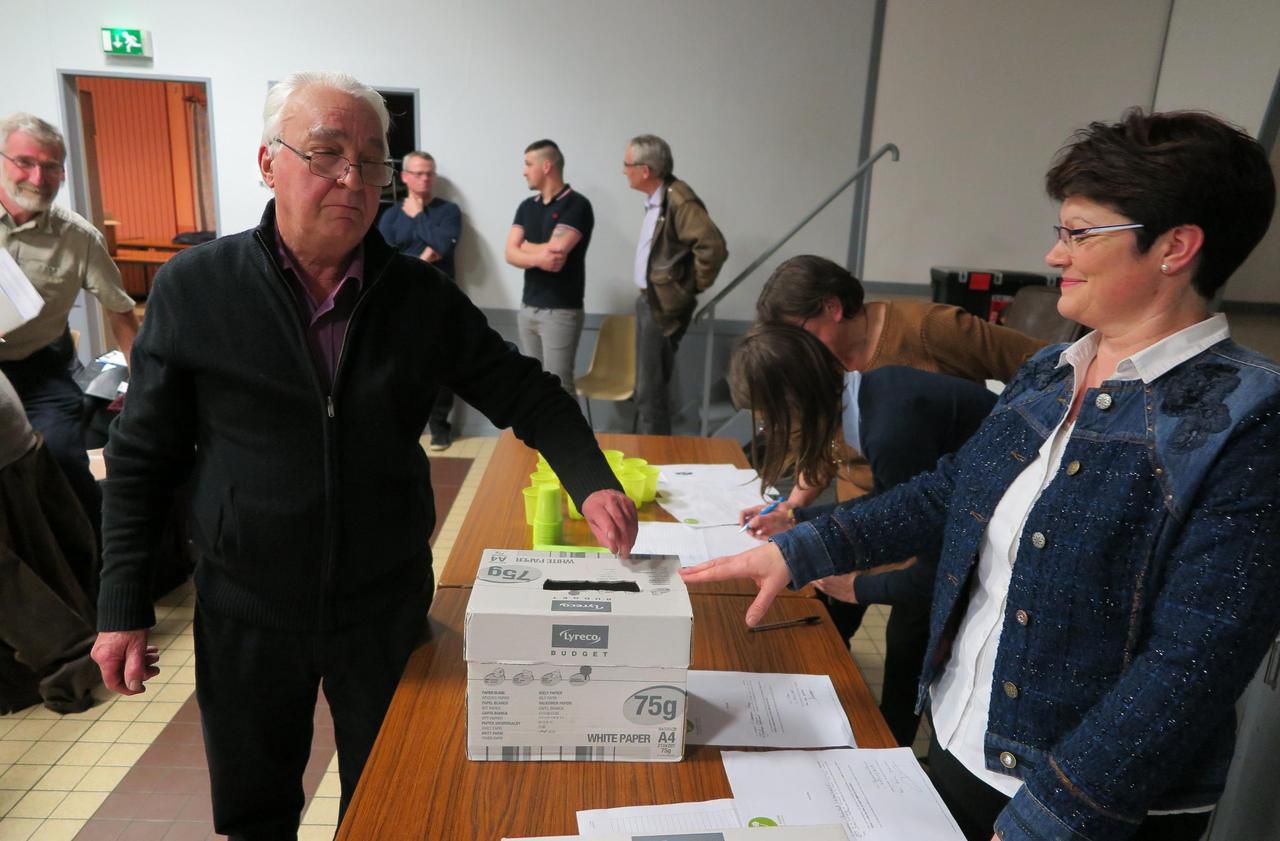 <b></b> Saint-Omer-en-Chaussée, jeudi soir. Simon Dupuis, le maire (SE) de Quincampoix-Fleuzy, n’a pas obtenu d’avis favorable, malgré le vote à bulletin secret, pour que son village quitte la Picardie Verte pour rejoindre Aumale (Seine-Maritime).