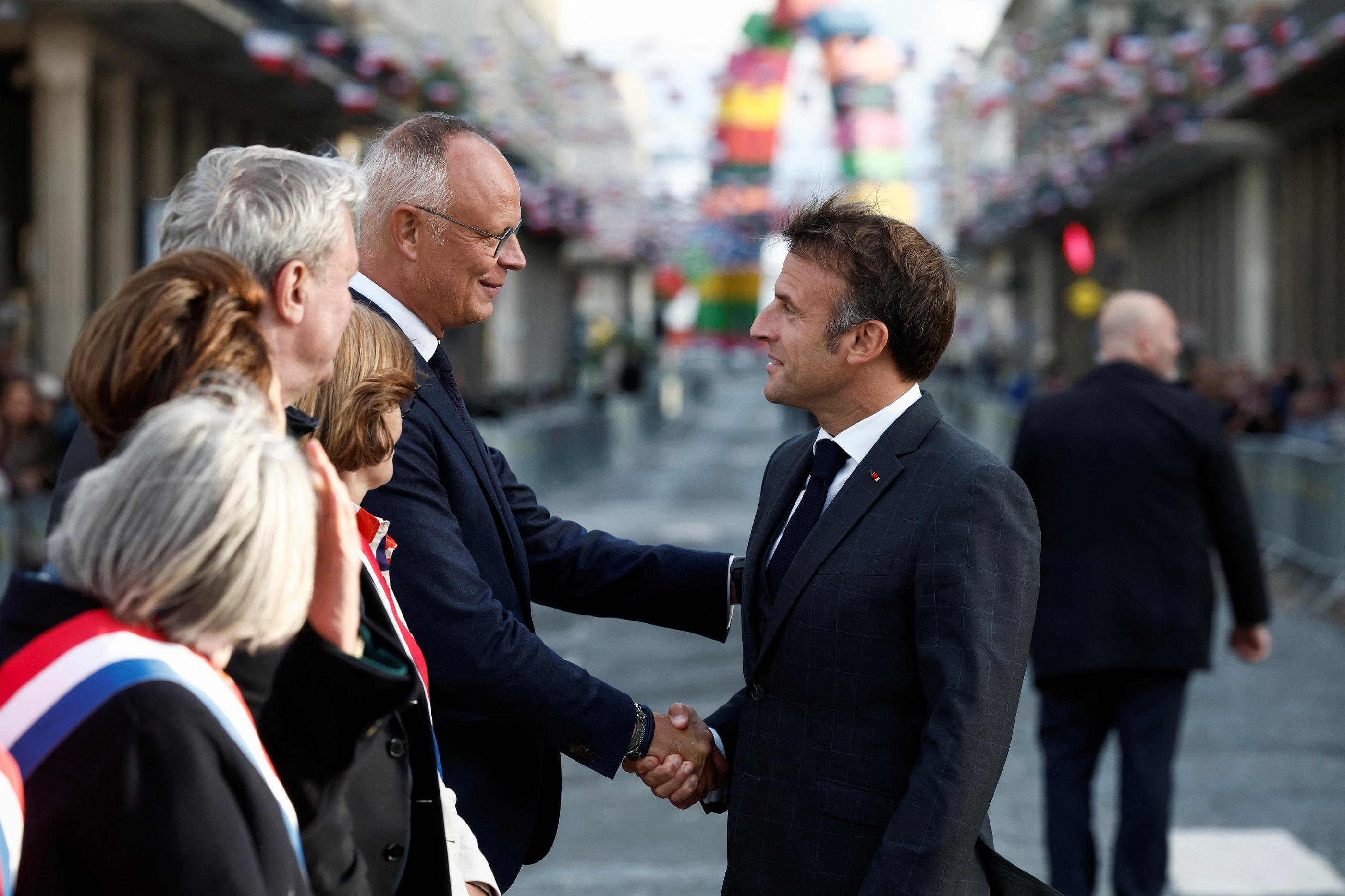 Le Havre (Seine-Maritime), ce jeudi. Derrière les sourires et les poignées de main, la tension entre Emmanuel Macron et Édouard Philippe n’en est pas moins forte. REUTERS/Benoit Tessier