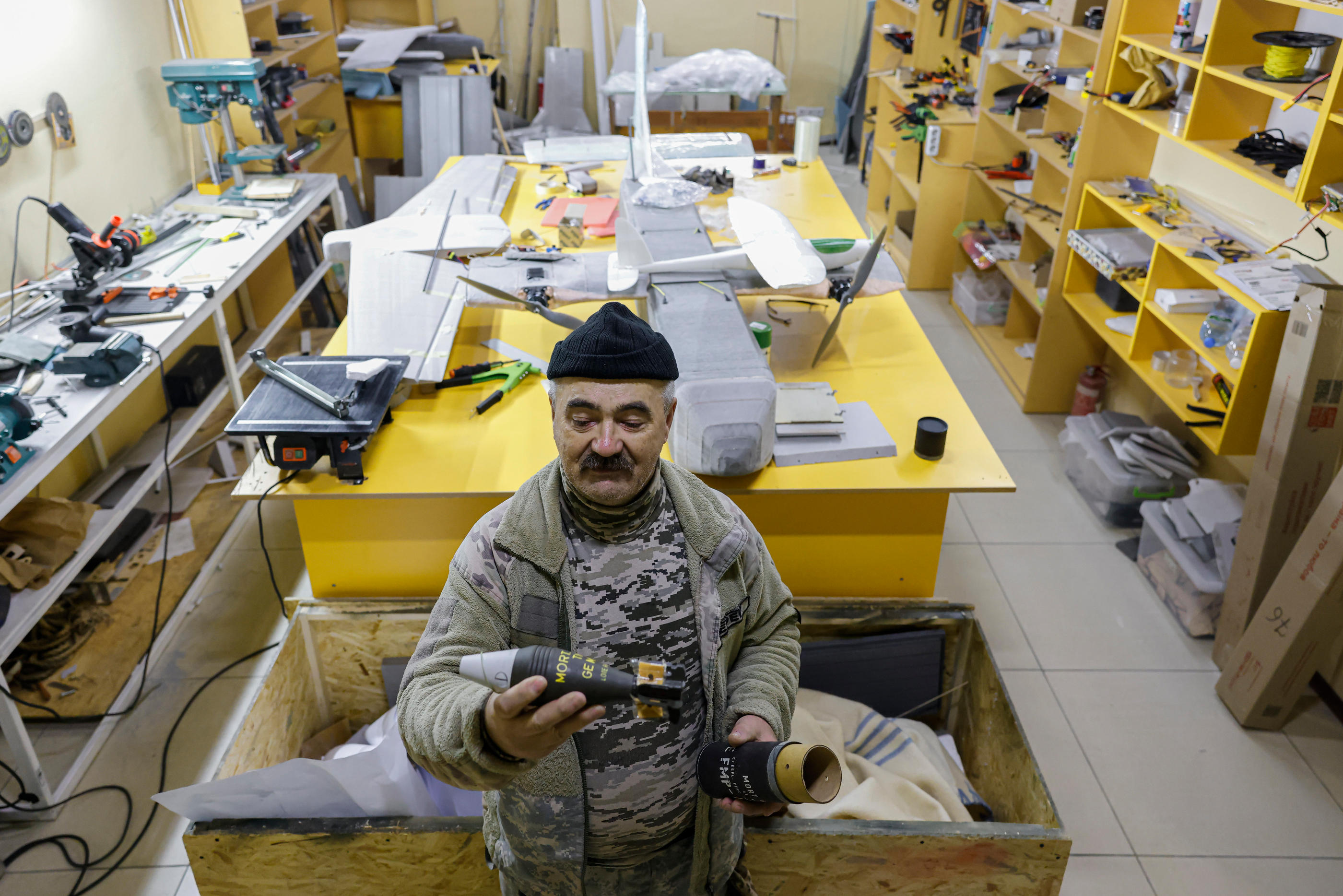 Volodymyr (ici à Mykolaïv le 16 novembre) fabrique avec une quinzaine de personnes des drones et des munitions de gros calibre, avec une imprimante 3D qui ronronne en continu, et des matières premières récupérées «chez des amis» ou sur le terrain. LP/Olivier Corsan