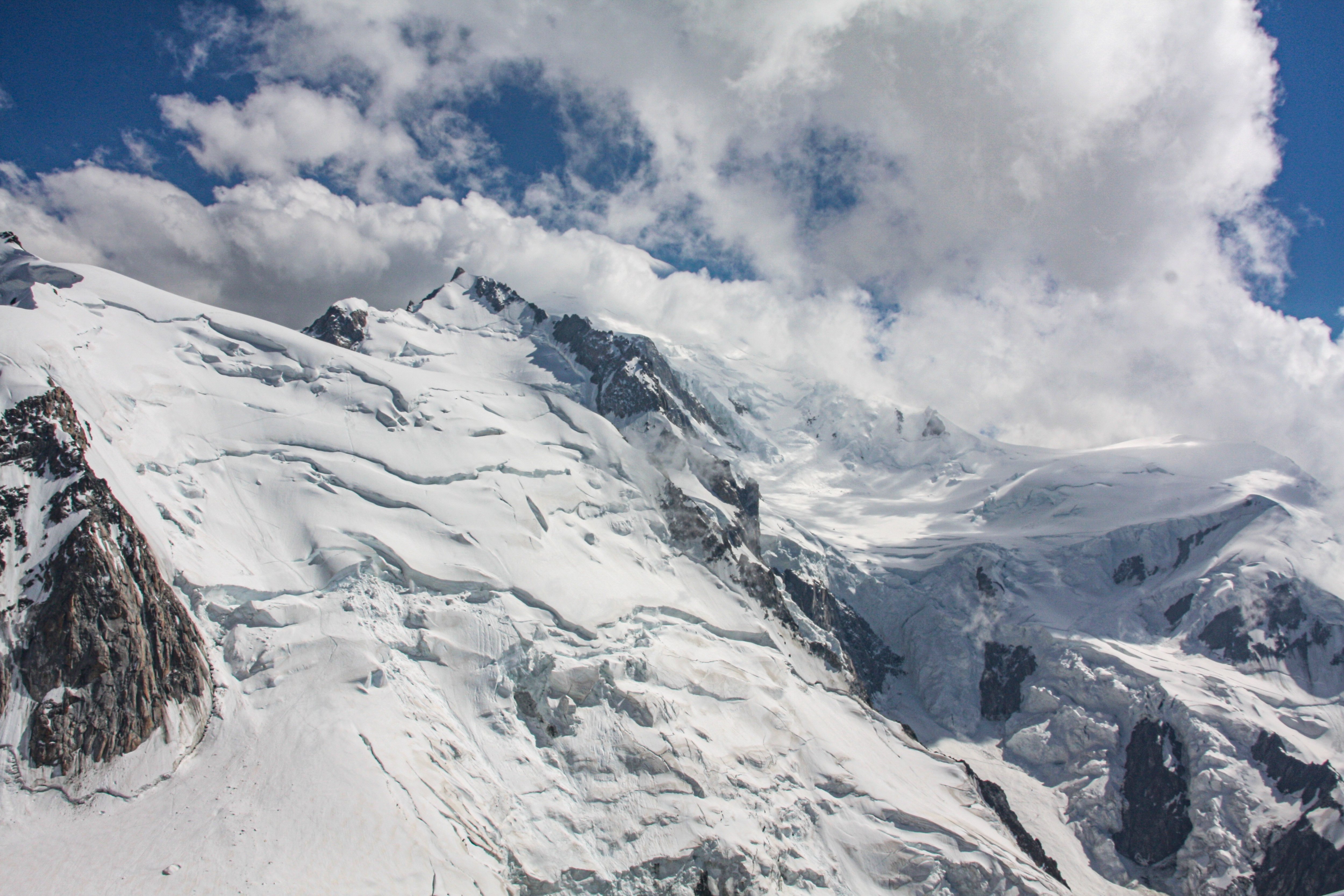 La chute de séracs, ces énormes blocs de glaces en équilibre instable qui forment comme des marches d’escalier géantes sur les glaciers, est à l'origine du drame. LP/Thomas Pueyo