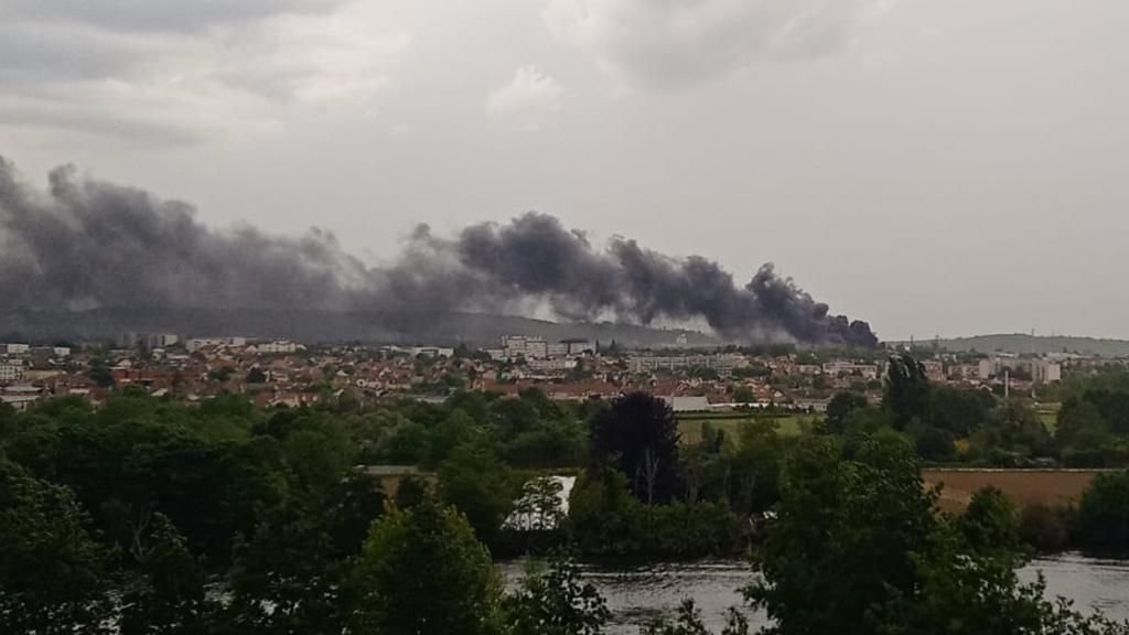 Limay (Yvelines), le 4 juin 2022. Un important panache de fumées noir s'est élevé au dessus de la ville. L'odeur âcre a envahi toutes les rues de la commune jusqu'en début de soirée.