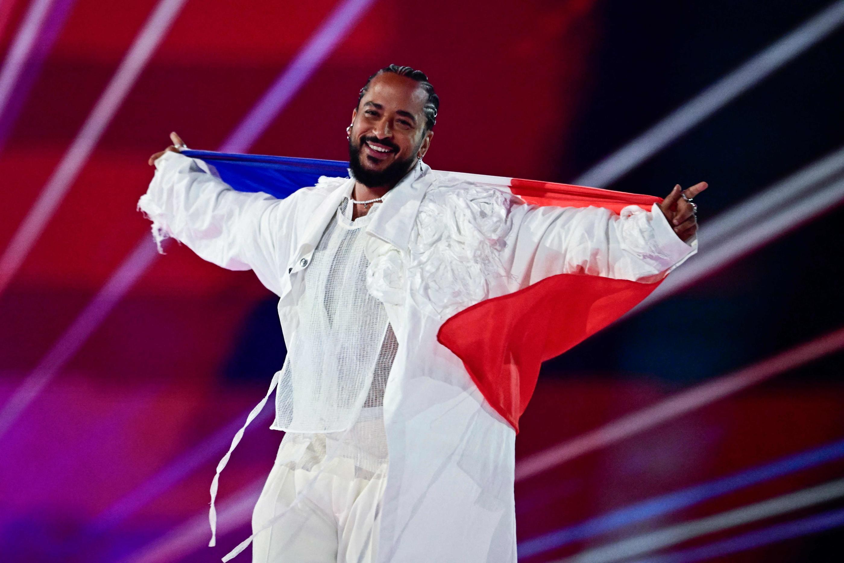 Slimane, ici sur la scène de l'Eurovision en mai, chantera le 26 juillet à Saint-Denis lors d’un show accessible gratuitement où il sera accompagné d’un orchestre symphonique. AFP/Tobias Schwarz