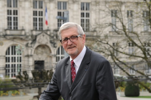 Le maire de Limoges Emile-Roger Lombertie a été pris à partie par des manifestants dimanche soir. AFP / Pascal Lachenaud