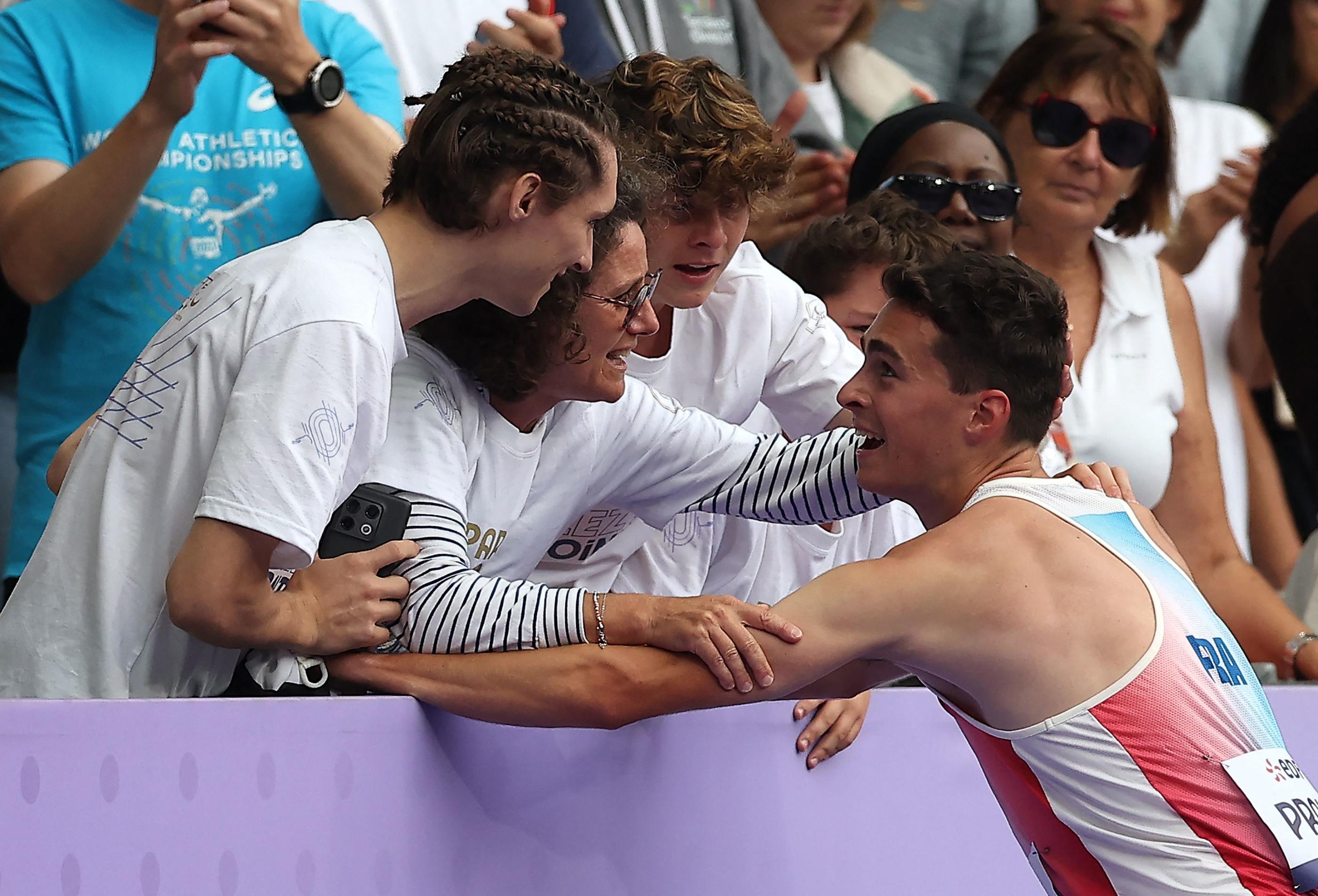 Après sa 3e place au 1500m, Antoine Praud s'est immédiatement dirigé vers sa mère Véronique, ancienne athlète de haut niveau, qui l'entraine depuis ses débuts. AFP/Franck Fife