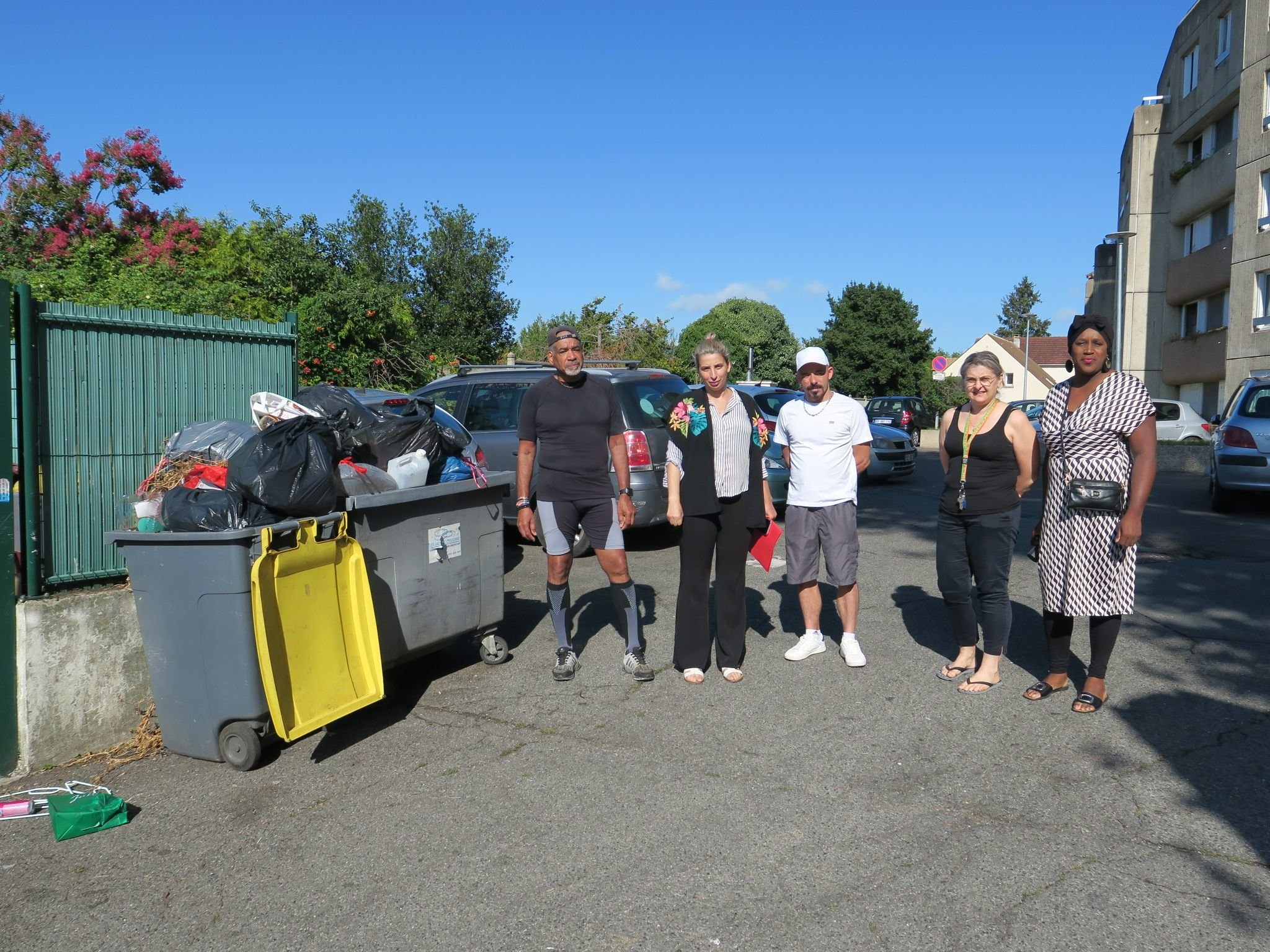 Viry-Chatillon, dimanche 25 août. Les résidences des 30, 32 et 34, rue Francœur sont envahies de rats, selon les locataires, qui dénoncent aussi un problème de ramassage des poubelles. LP/S.M.