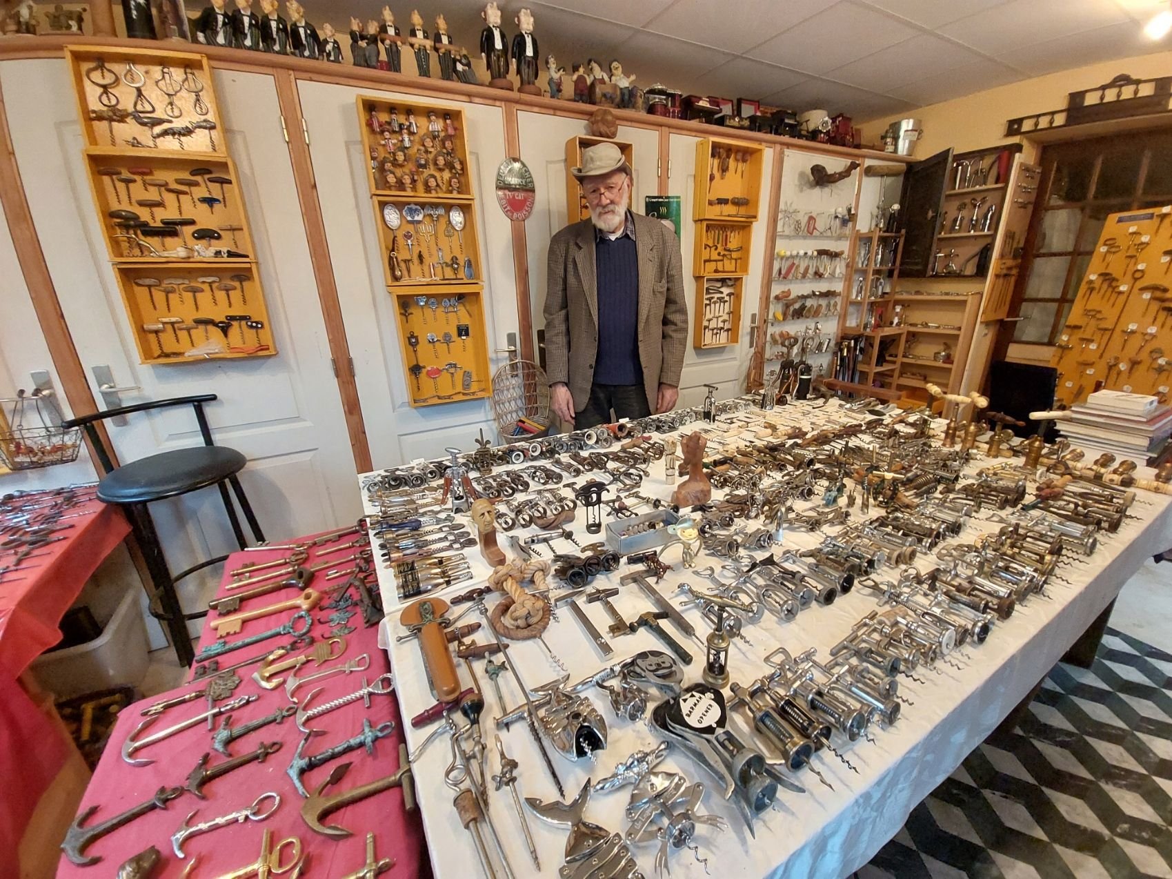 Val-d'Oise : Jean-Pierre consacre toutes ses économies à son incroyable  collection… de 3 000 tire-bouchons - Le Parisien