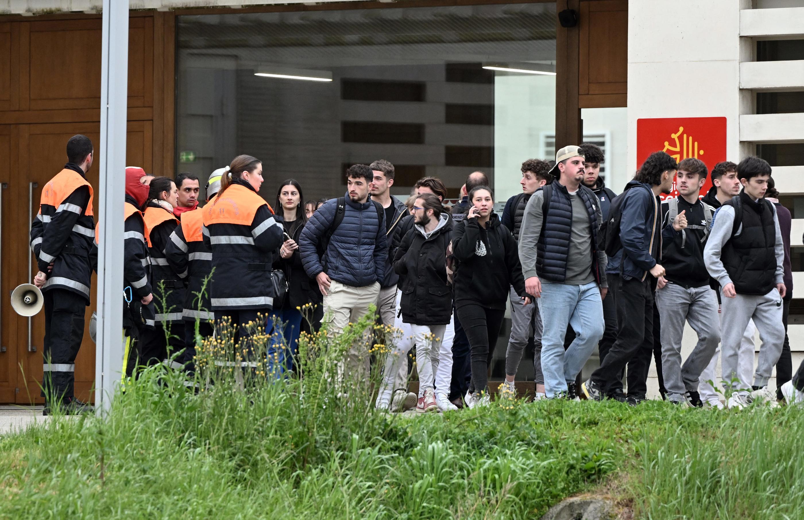 A Castelnaudary (Aude), le lycée Germaine-Tillion a été confiné puis évacué mardi après une alerte à la bombe. MaxPPP/Rémy Gabalda