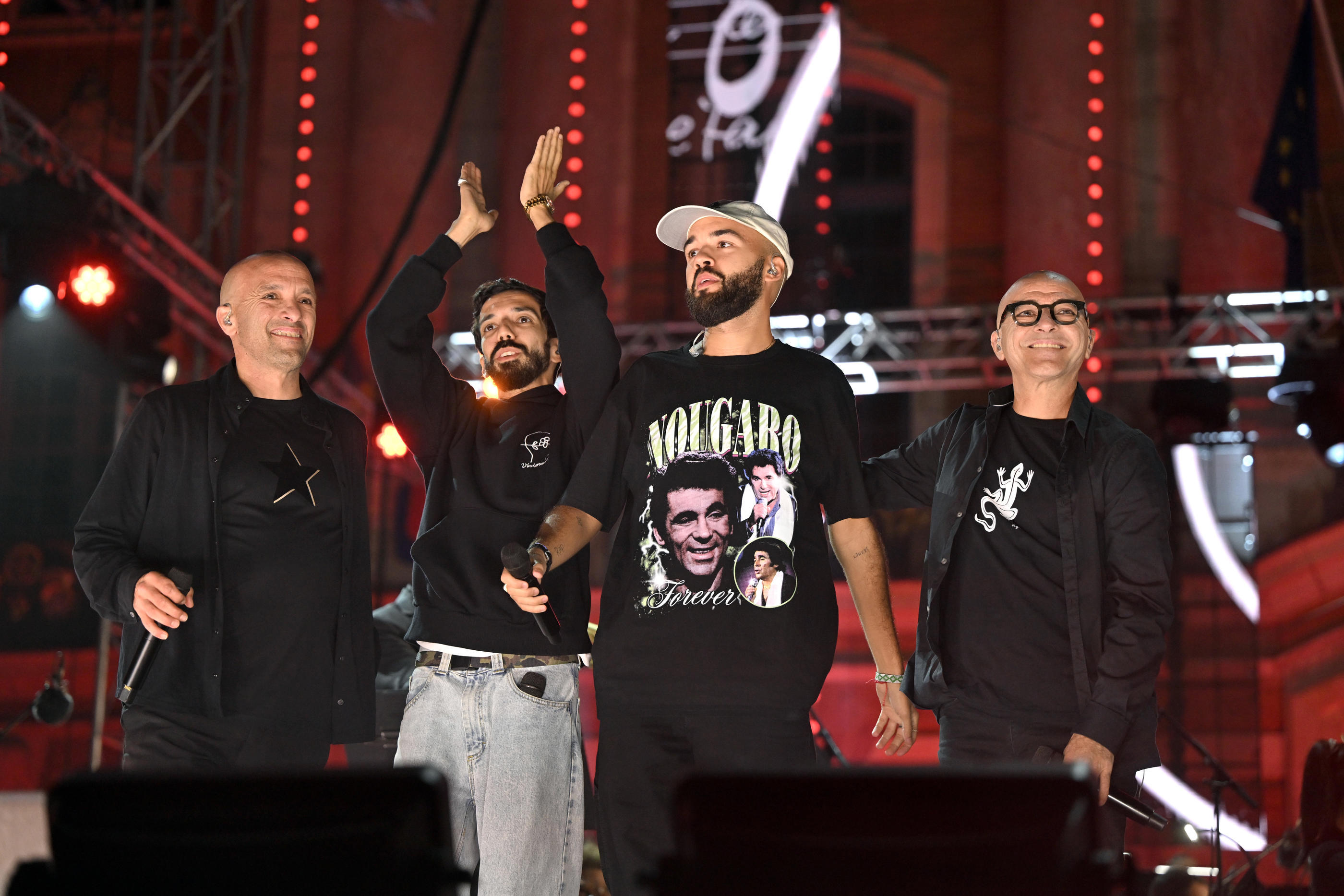 Mouss (à gauche) et Hakim (à droite), ainsi que les rappeurs Bigflo et Oli (au centre) ont participé ce dimanche à l'hommage rendu à Claude Nougaro place du Capitole à Toulouse. LP/Rémy Gabalda