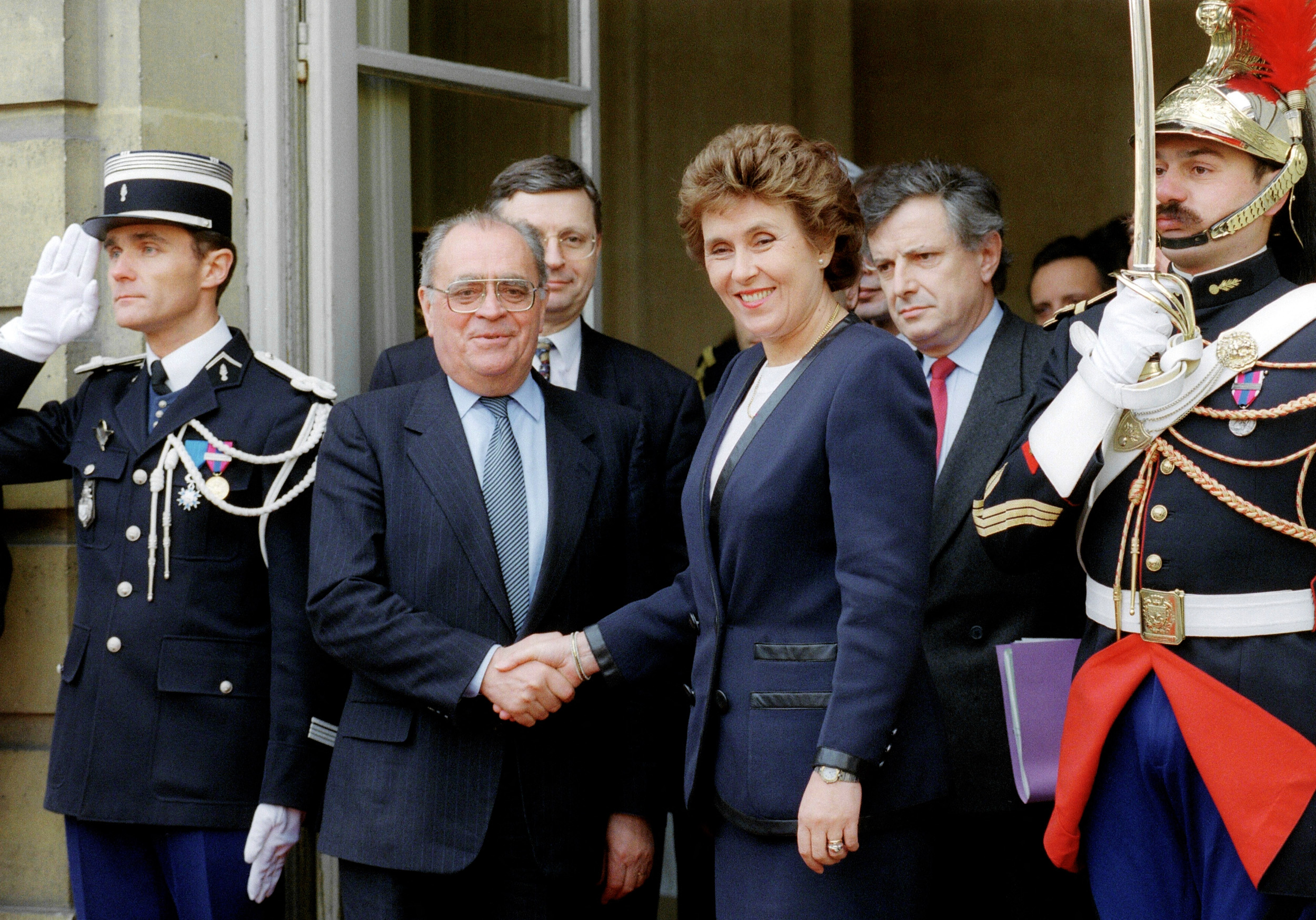 Pierre Bérégovoy et Edith Cresson, photographiés ici lors de la cérémonie de la passation de pouvoirs le 5 avril 1992 à Matignon, font partie des Premiers ministres n'ayant pas engagé leur responsabilité sur leur discours de politique générale. AFP/Eric Feferberg