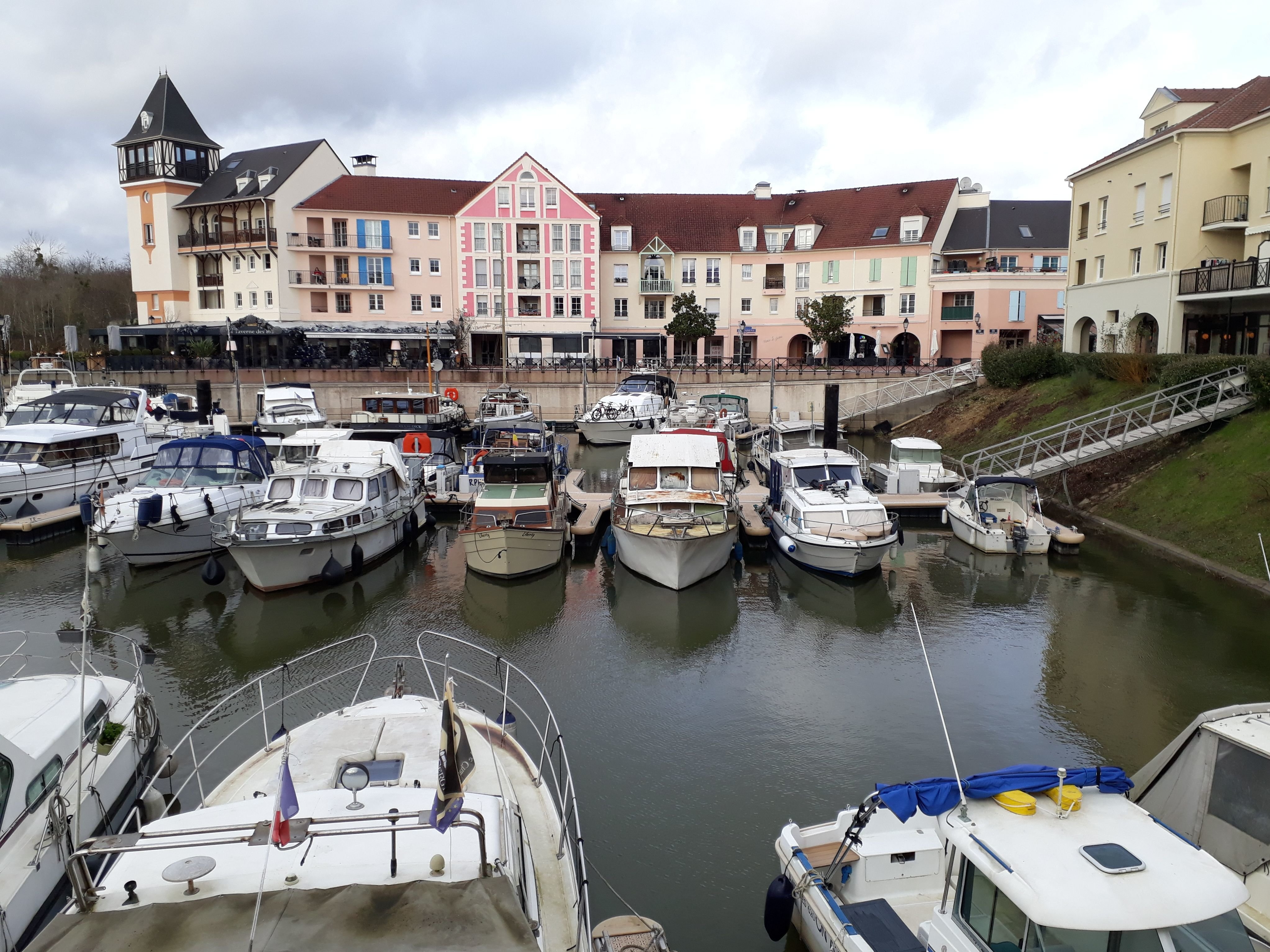 Le port de Cergy (Val-d'Oise) compte 60 anneaux d'amarrage. La CCI Paris Île-de-France, propriétaire du site, annonce sa volonté de le céder. LP/Marie Persidat