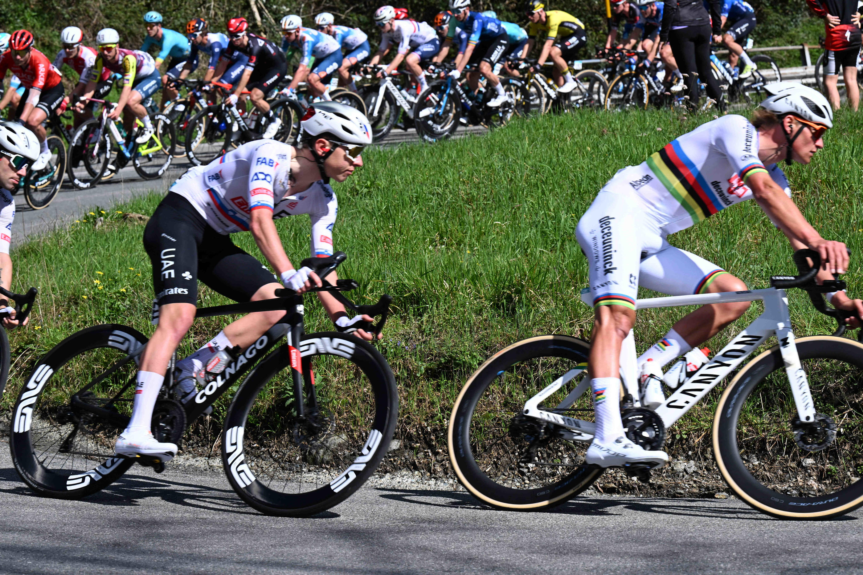 Entre Van der Poel (à droite) et Pogacar, ici lors de Milan-San Remo, le match promet et pourrait se déclencher très tôt sur le ring de Liège-Bastogne-Liège. Icon Sport/Stefano Sirotti