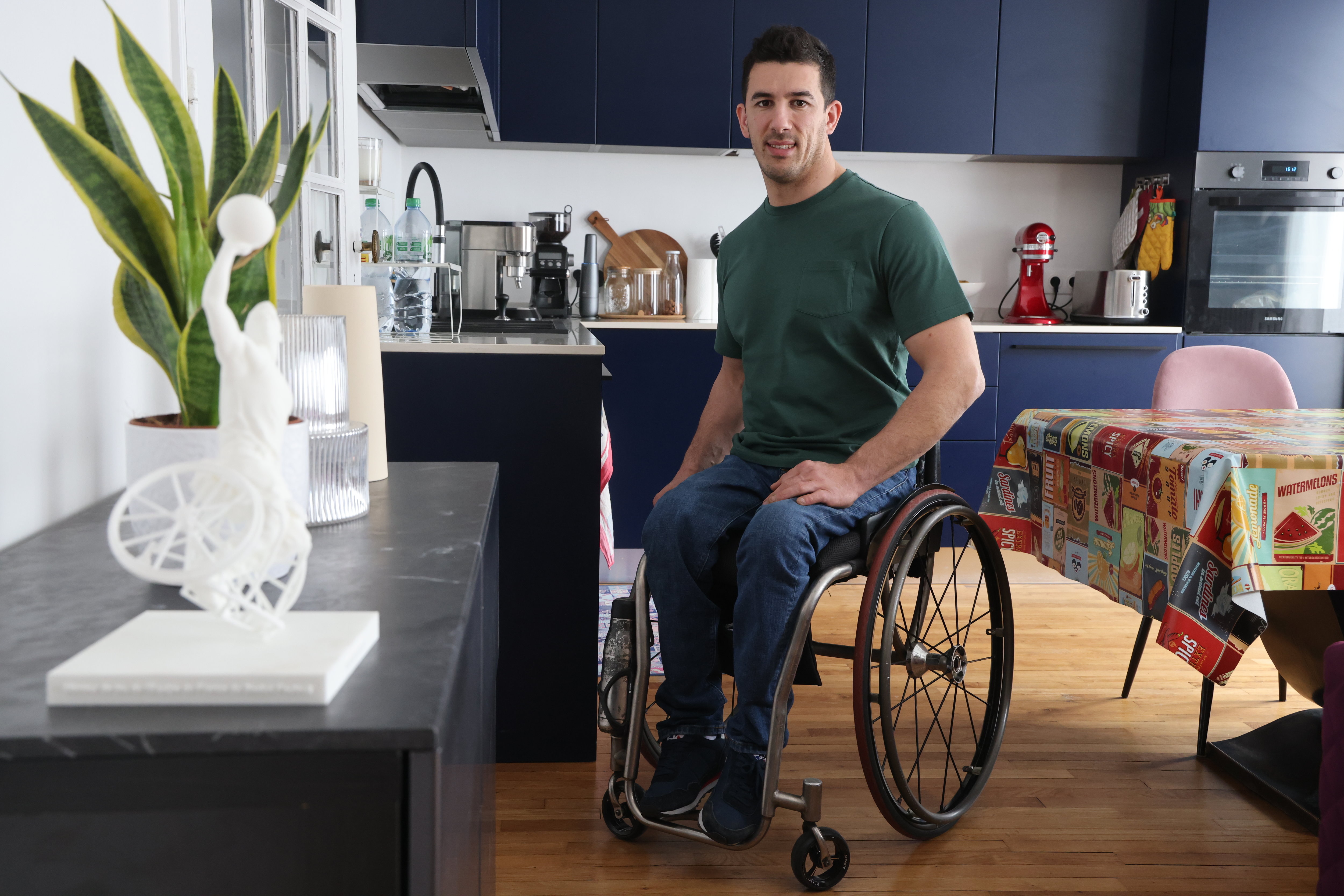 Sofyane Mehiaoui, 40 ans, basketteur paralympique, a réussi à dénicher une « perle rare » où il peut circuler en fauteuil : un trois-pièces de 55 m2 aux normes handicap dans un immeuble neuf du XVIIe arrondissement de la capitale. LP/Philippe Lavieille