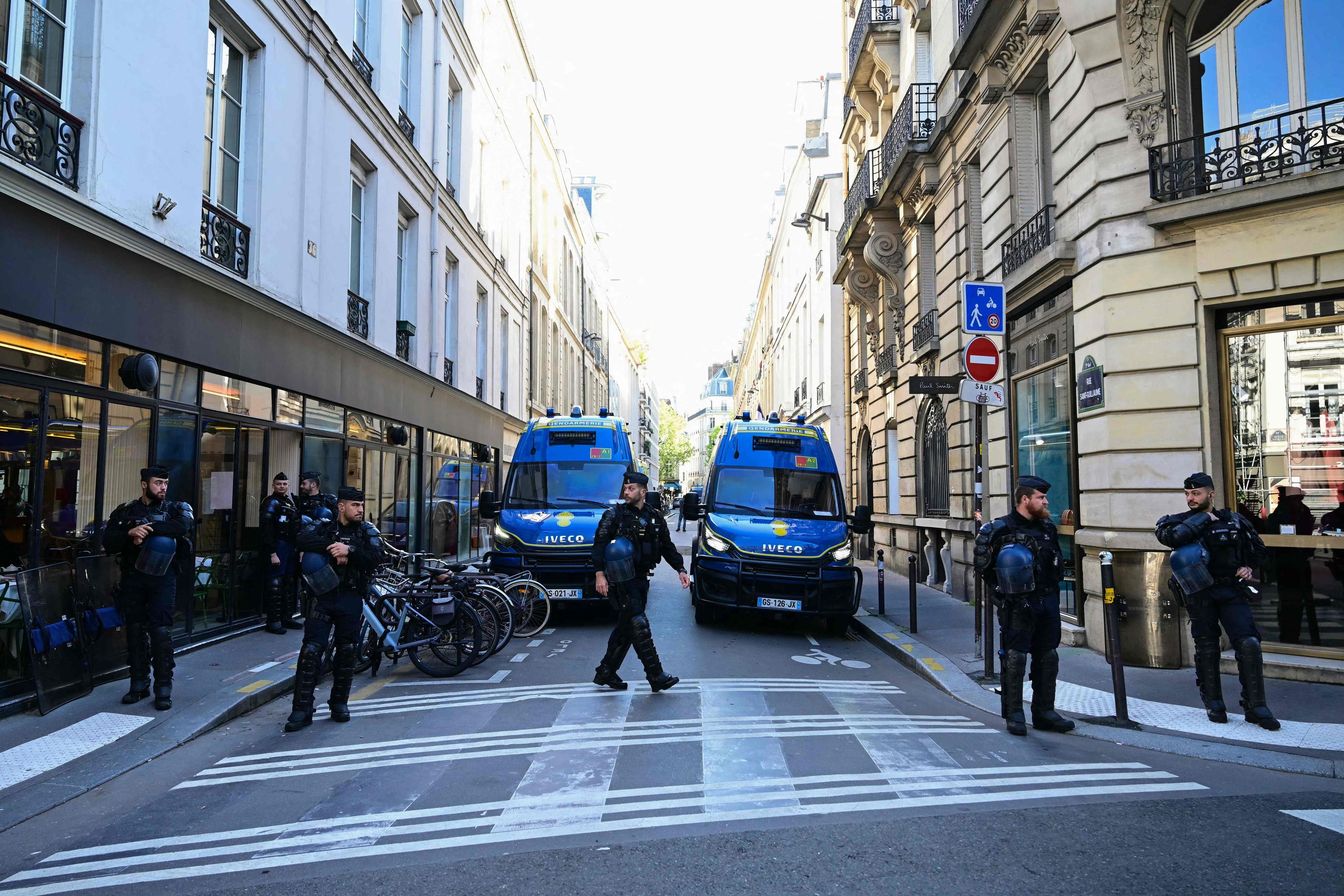 Les forces de l'ordre bloquent la rue « rue Saint-Guillaume » alors que les manifestants se rassemblent devant l'entrée de Sciences po occupé par des étudiants pour exprimer leur soutien aux Palestiniens, à Paris, le 3 mai 2024.