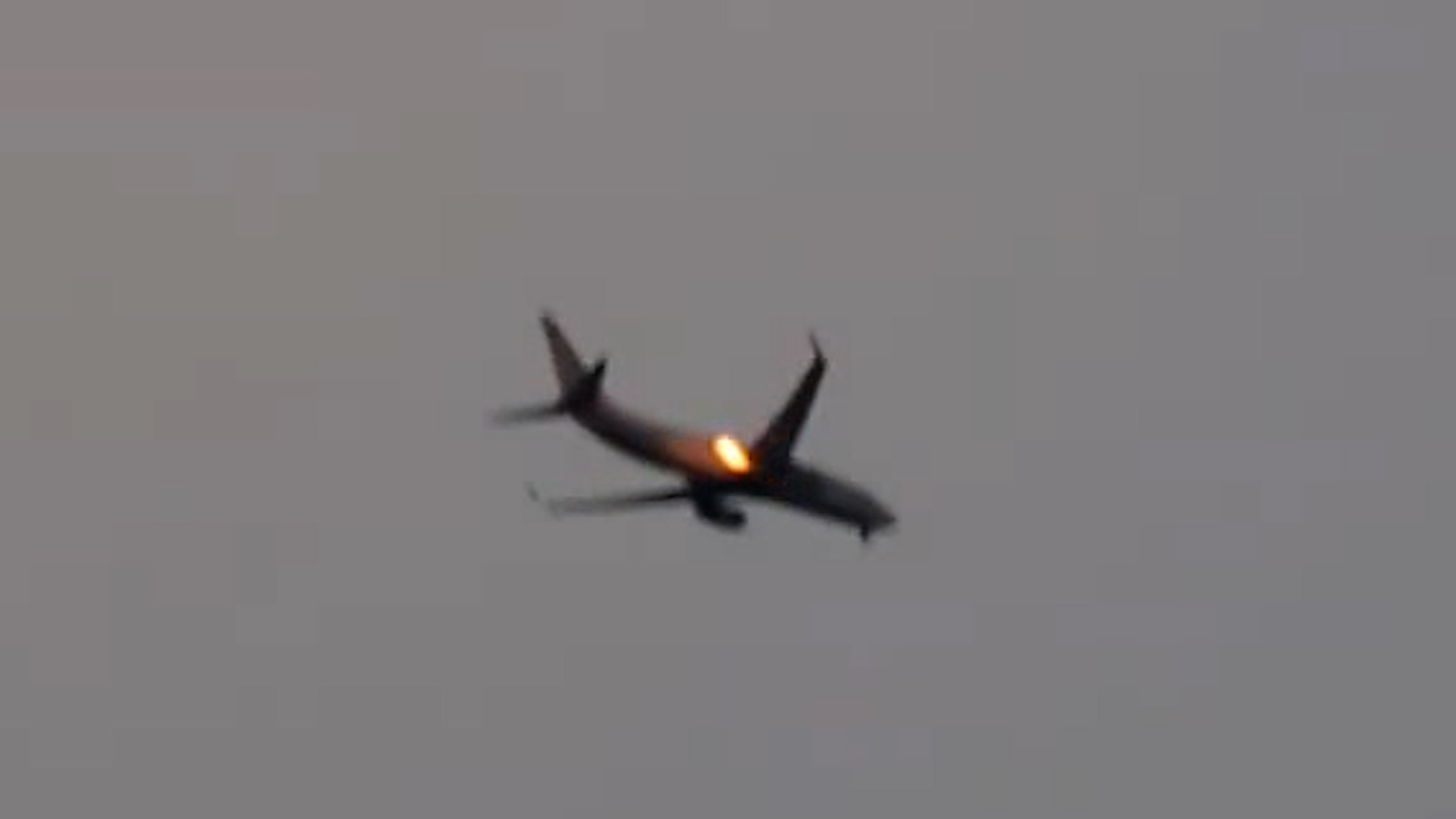 VIDÉO - États-Unis : un avion atterrit en urgence après avoir