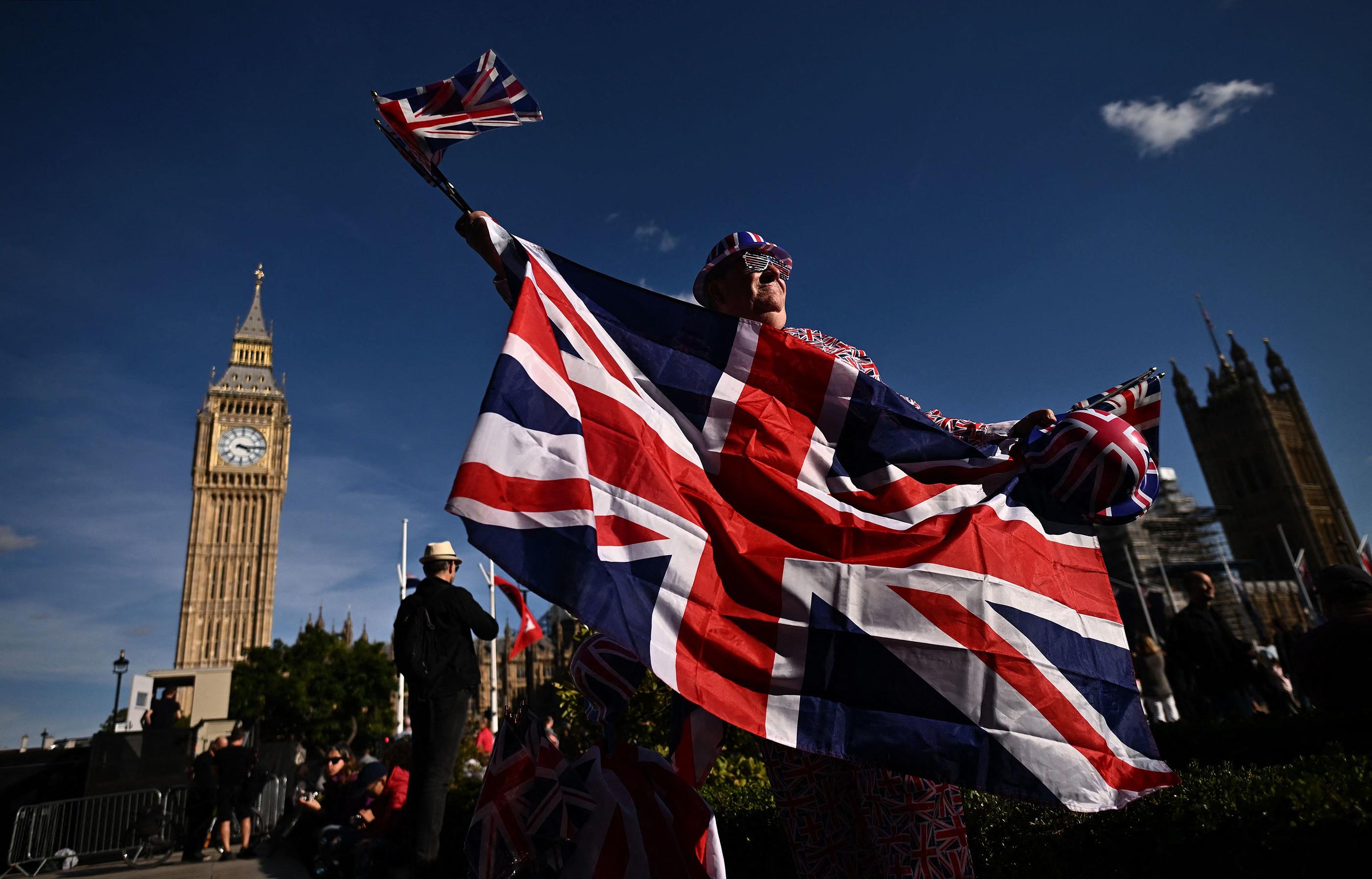 Ce samedi à Londres, dans la file d'attente pour s'incliner devant le cercueil d'Elizabeth II, exposé au palais de Westminster jusqu'à lundi matin, avant ses obsèques. AFP/Ben Stansall