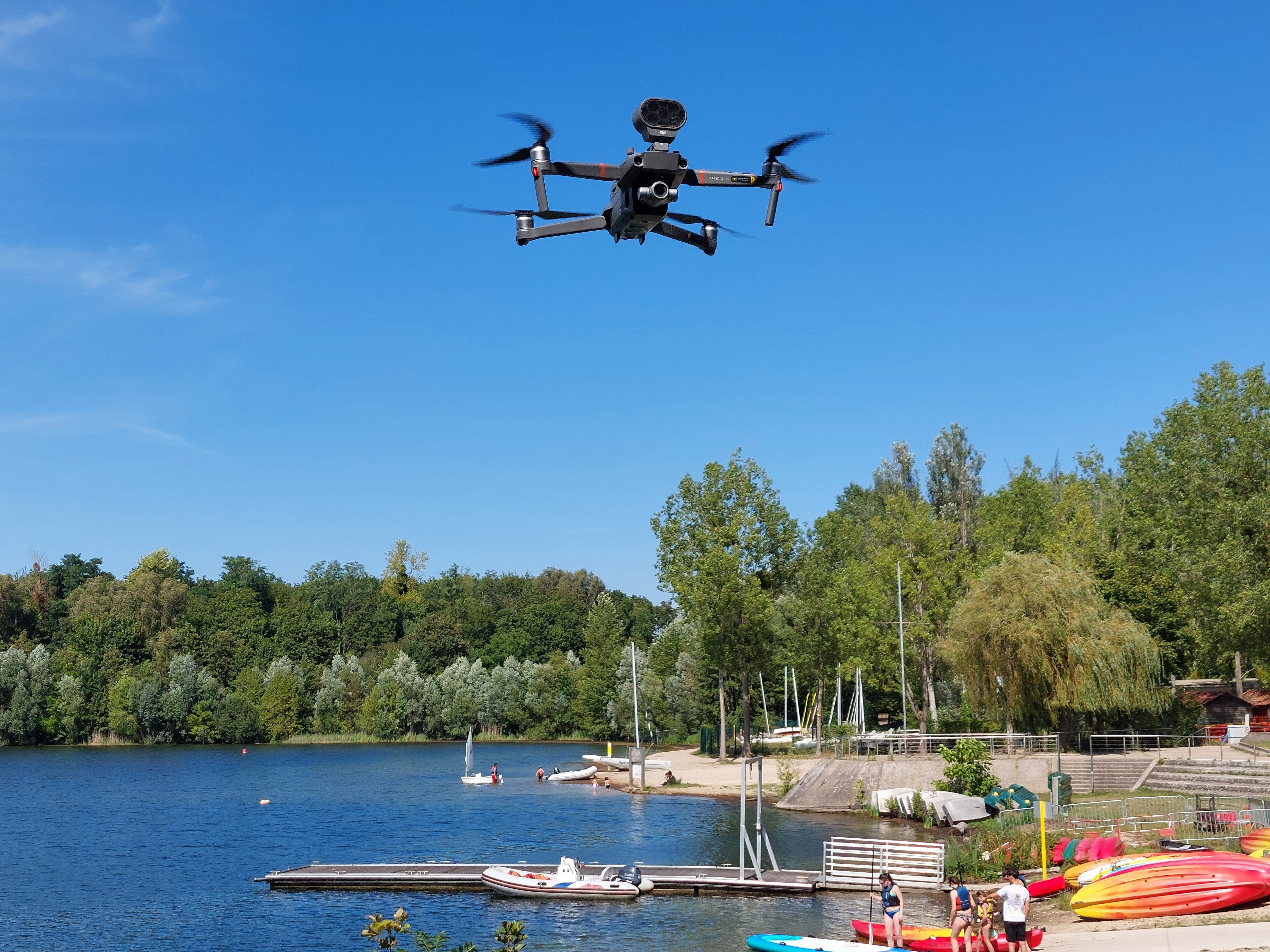 Cergy-Pontoise (Val-d'Oise), ce mardi 6 août. Pour prévenir le risque de noyades, la base de loisirs utilise des drones équipés d'un lanceur d'alerte vocale. Ils surveillent plus de 100 hectares de plan d'eau. LP/Mehdi Gherdane