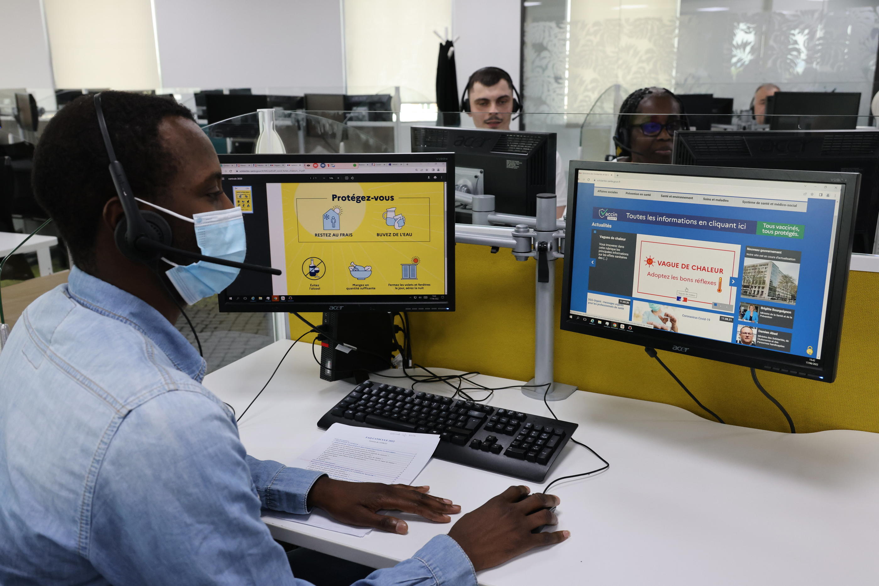 Durant la période de fortes chaleurs, les conseilles de la ligne «Canicule info service» répondent à toutes les questions pratiques et partagent les recommandations à suivre. LP/Delphine Goldsztejn