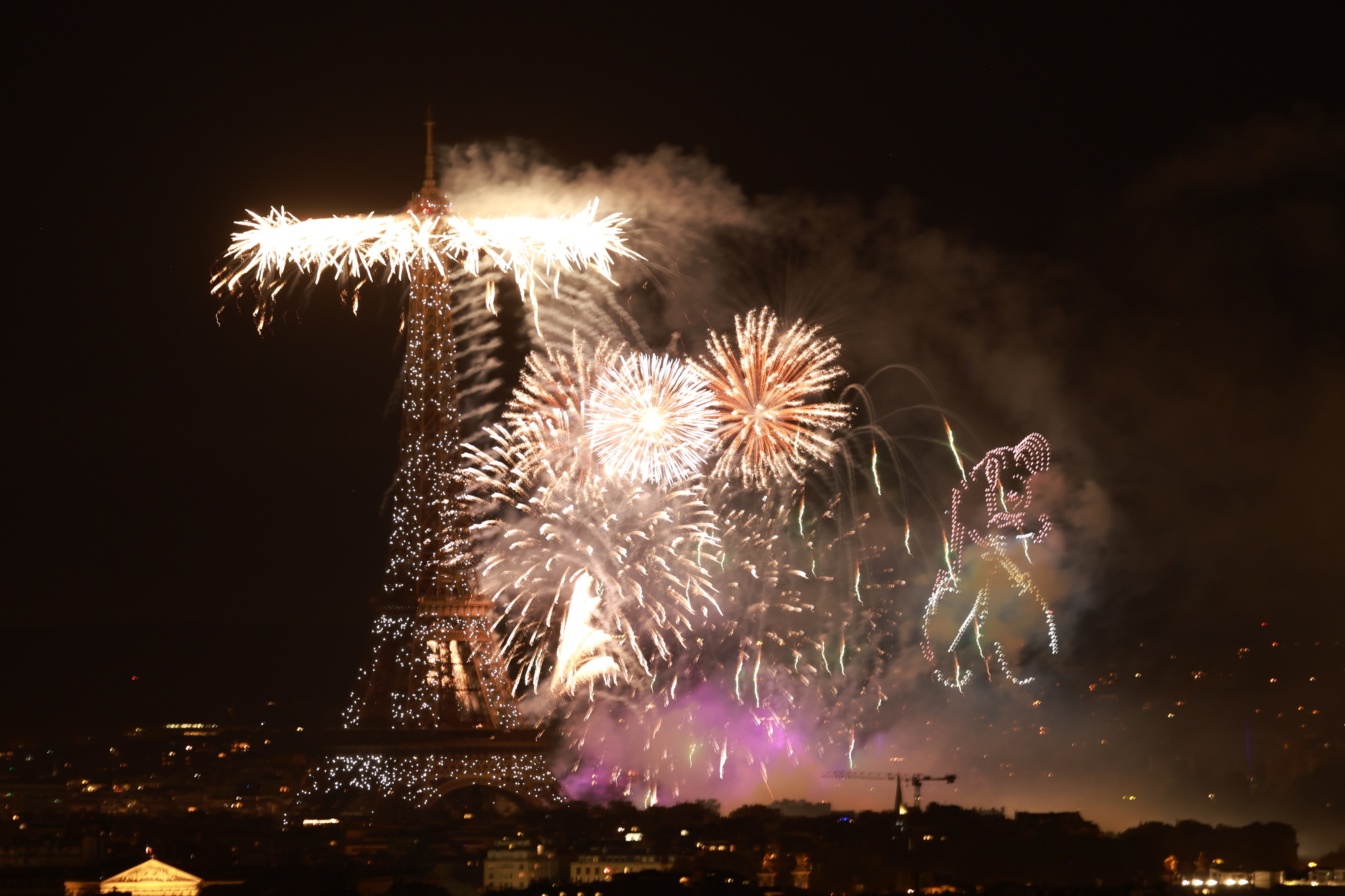 Le feu d'artifice à la tour Eiffel, avec des esquisses de sportifs pour les Jeux olympiques. Photo LP/Olivier Arandel