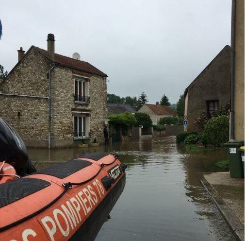 <b>Aulnay-sur-Maudre.</b> Le centre-ville a été submergé par 1,50 m d’eau par endroits dans la nuit de mardi à mercredi et une trentaine d’habitants a passé la nuit dans la salle polyvalente. 