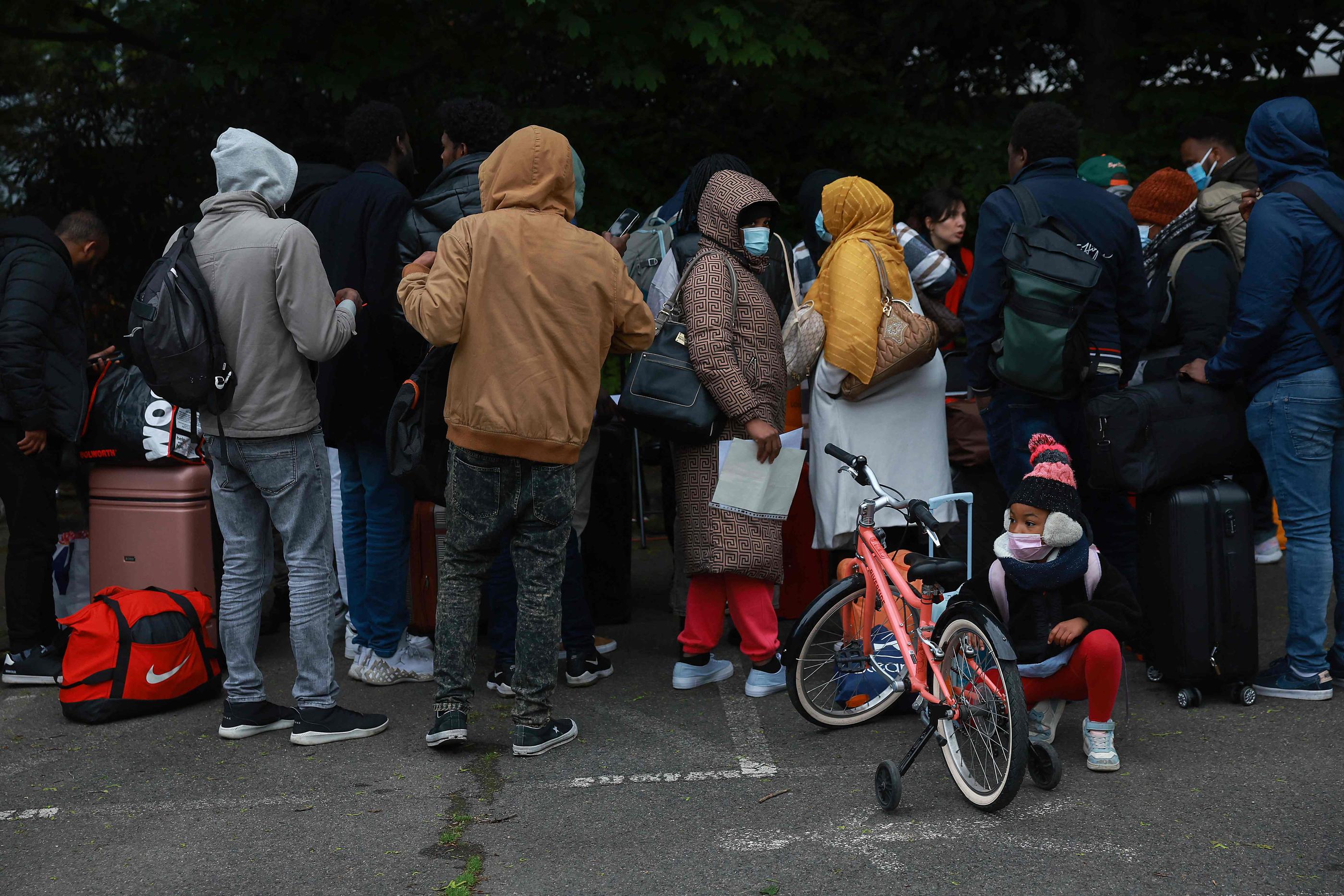 Des migrants évacués d'un squat situé à Vitry-sur-Seine (Val-de-Marne) mercredi 17 avril 2024. AFP/Emmanuel Dunand