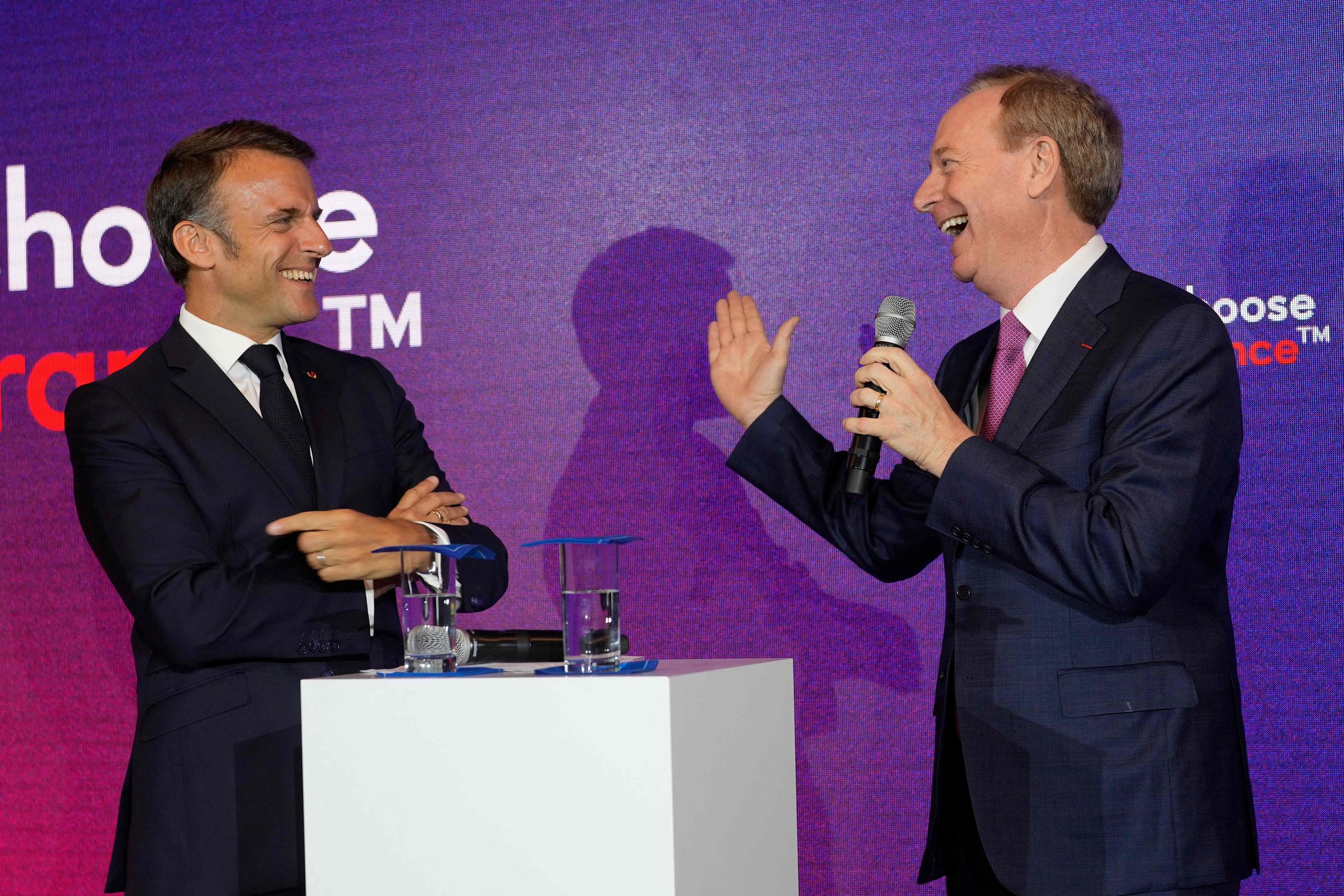Le patron de Microsoft, Brad Smith (à droite), a annoncé un investissement de 4 milliards d'euros en France à l'occasion de "Choose France". AFP / Thibault Camus