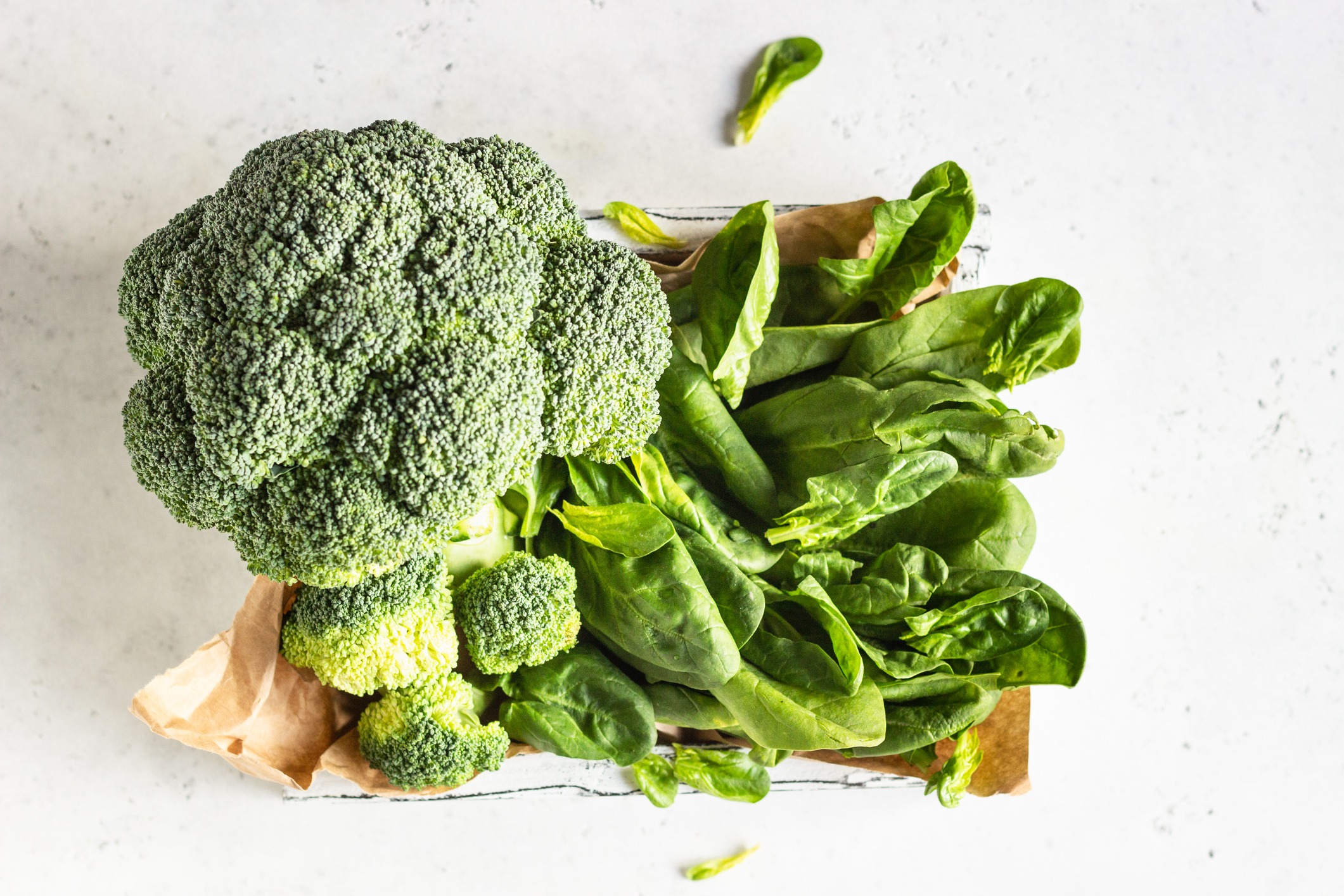 Consommer des légumes et des fruits frais et colorés, comme des brocolis et des épinards, permet de faire le plein de folates et de caroténoïdes. Gettyimages/porosolka
