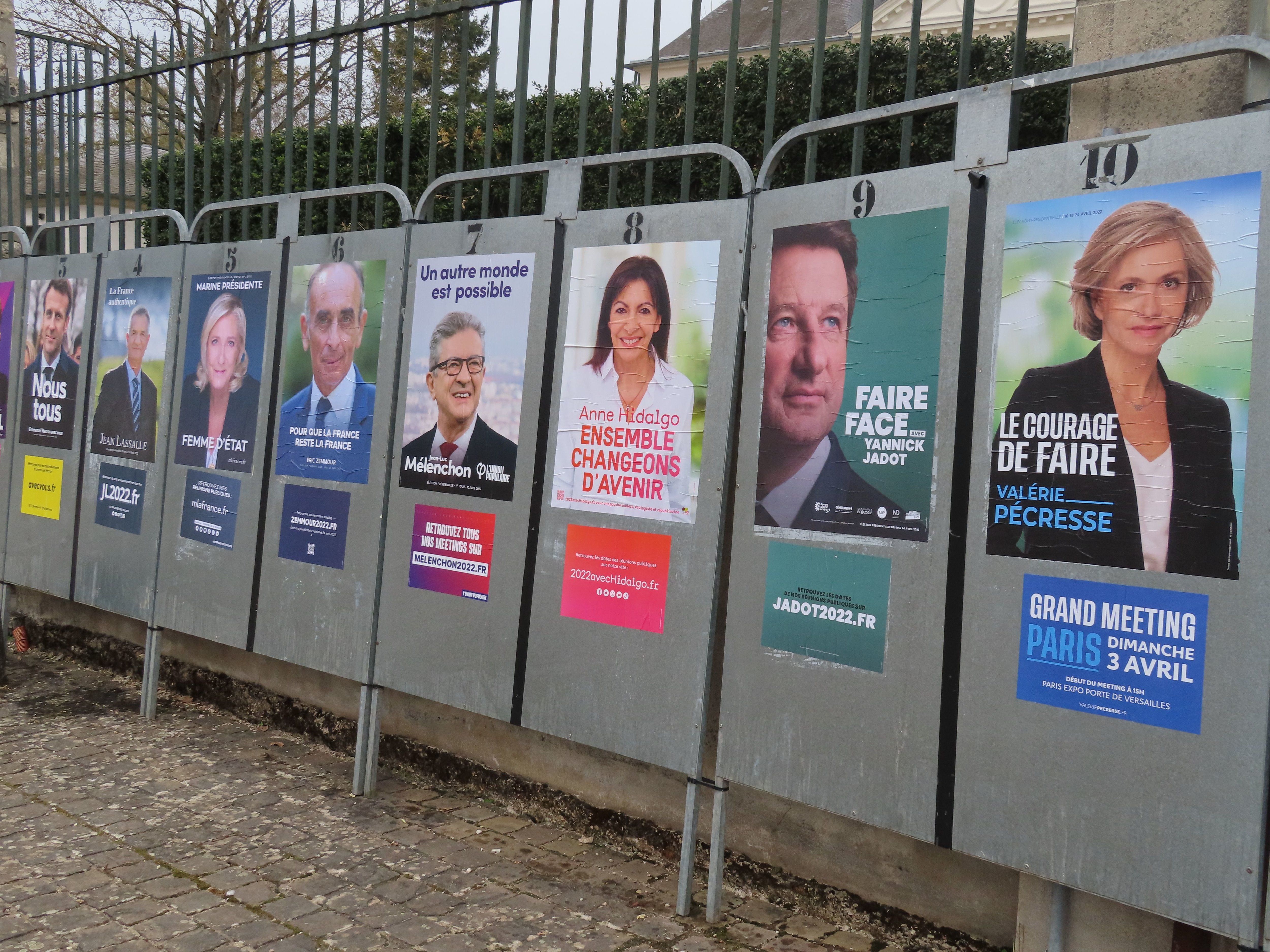 Saint-Soupplets, début avril 2022. Les panneaux couverts des affiches des douze candidats à l'élection présidentielle ont été installés à proximité de la mairie.