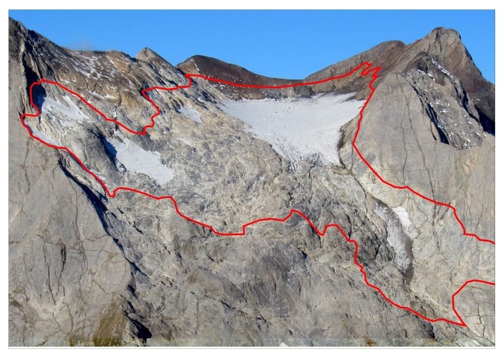 Le glacier d’Ossoue (Hautes-Pyrénées) a perdu 4,54 mètres d’épaisseur, soit deux fois plus que les mesures habituelles. Il aura disparu en 2050. Le trait rouge définit la zone de périmètre du glacier dans les années 2000.