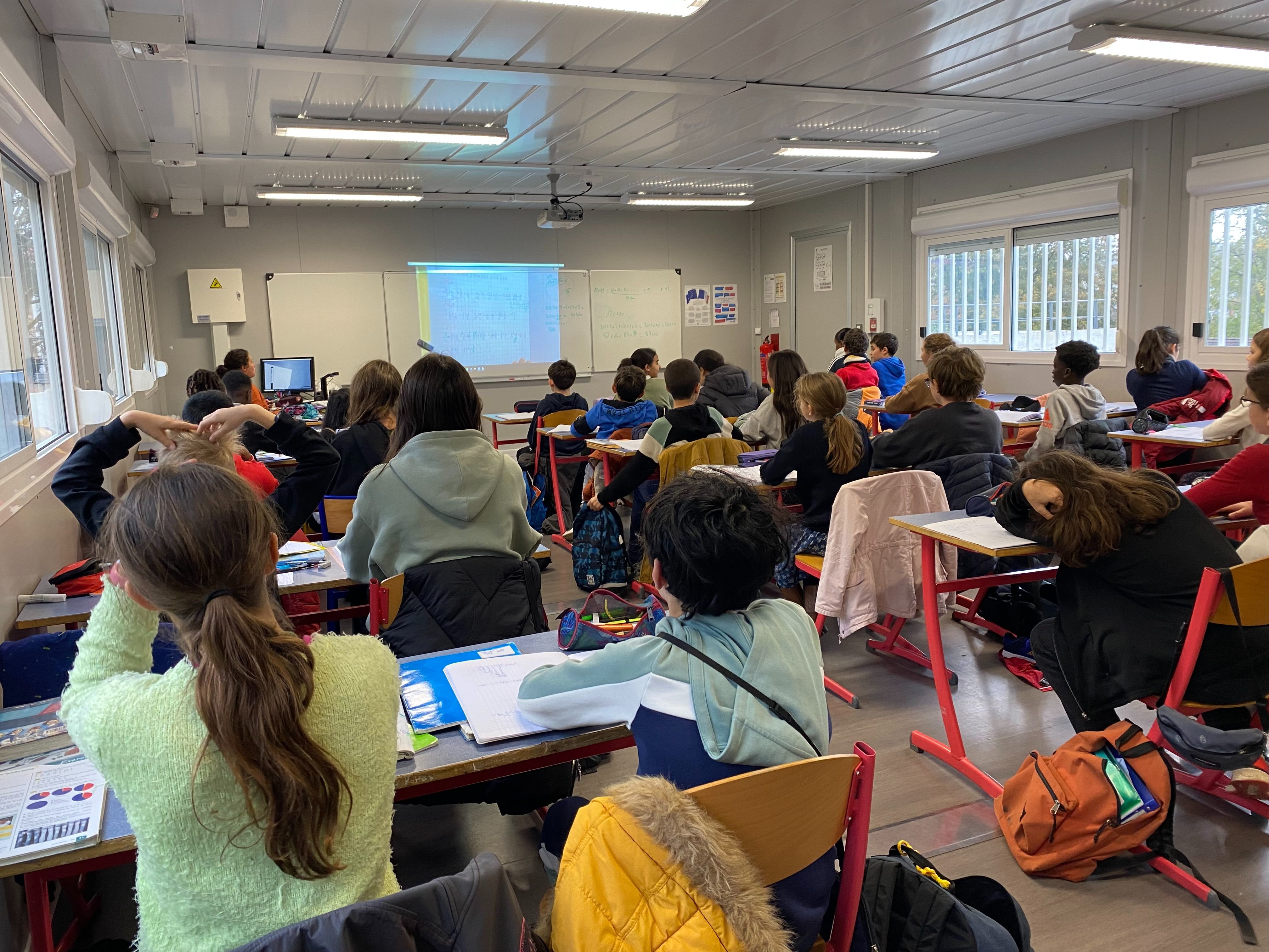 Orsay 'Essonne), le 10 novembre. Dans la cour du collège Alexandre-Fleming, des préfabriqués ont été installés le temps de la réalisation des travaux de rénovation du bâtiment principal. LP/ V.H.-M.