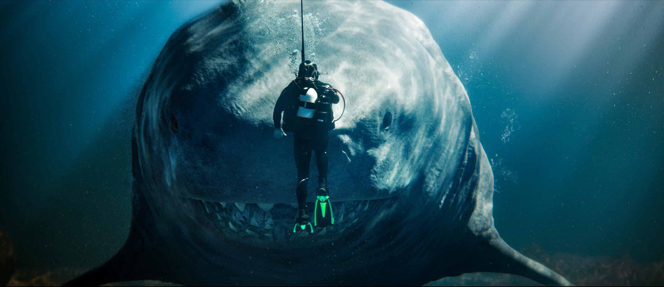 La forme du mégalodon, ici représenté dans le film « En eaux très troubles », fait débat parmi les chercheurs. Warner Bros
