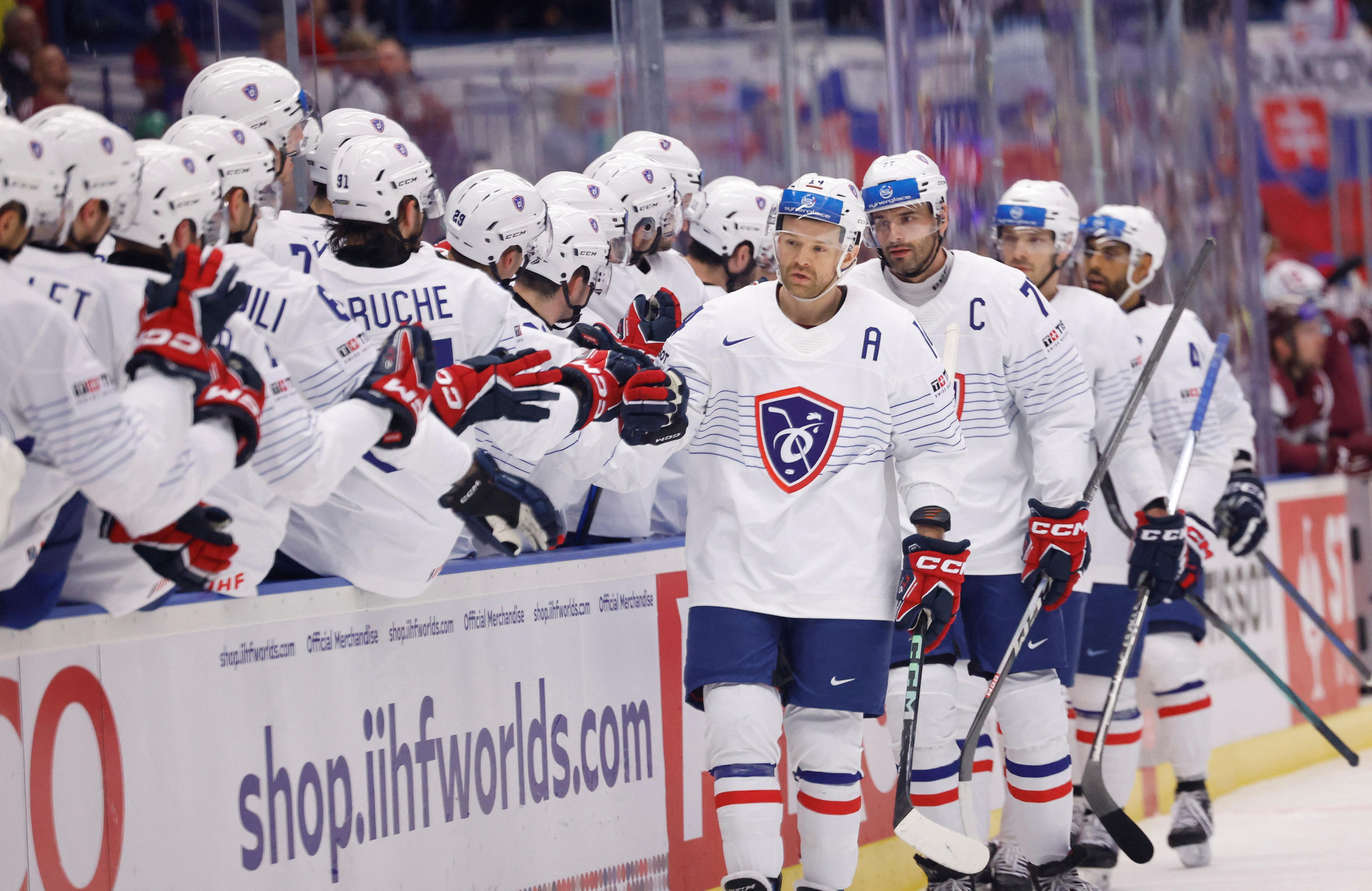 Les Français après leur deuxième match au Mondial de hockey sur glace, le 12 mai 2024. REUTERS/David W Cerny